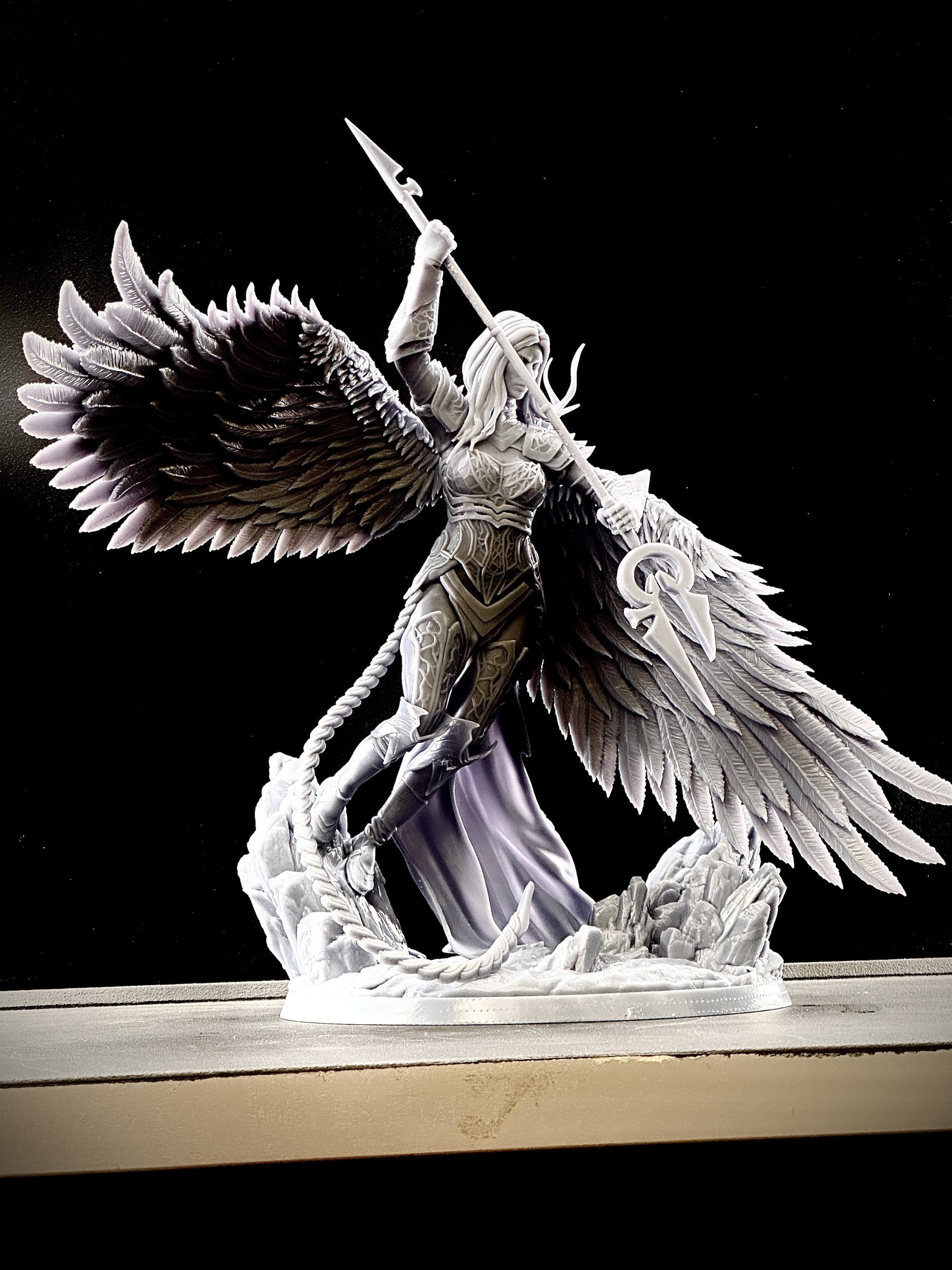 Figura de Avacyn impresa en resina de alta calidad con un tamaño de 29cm de altura.