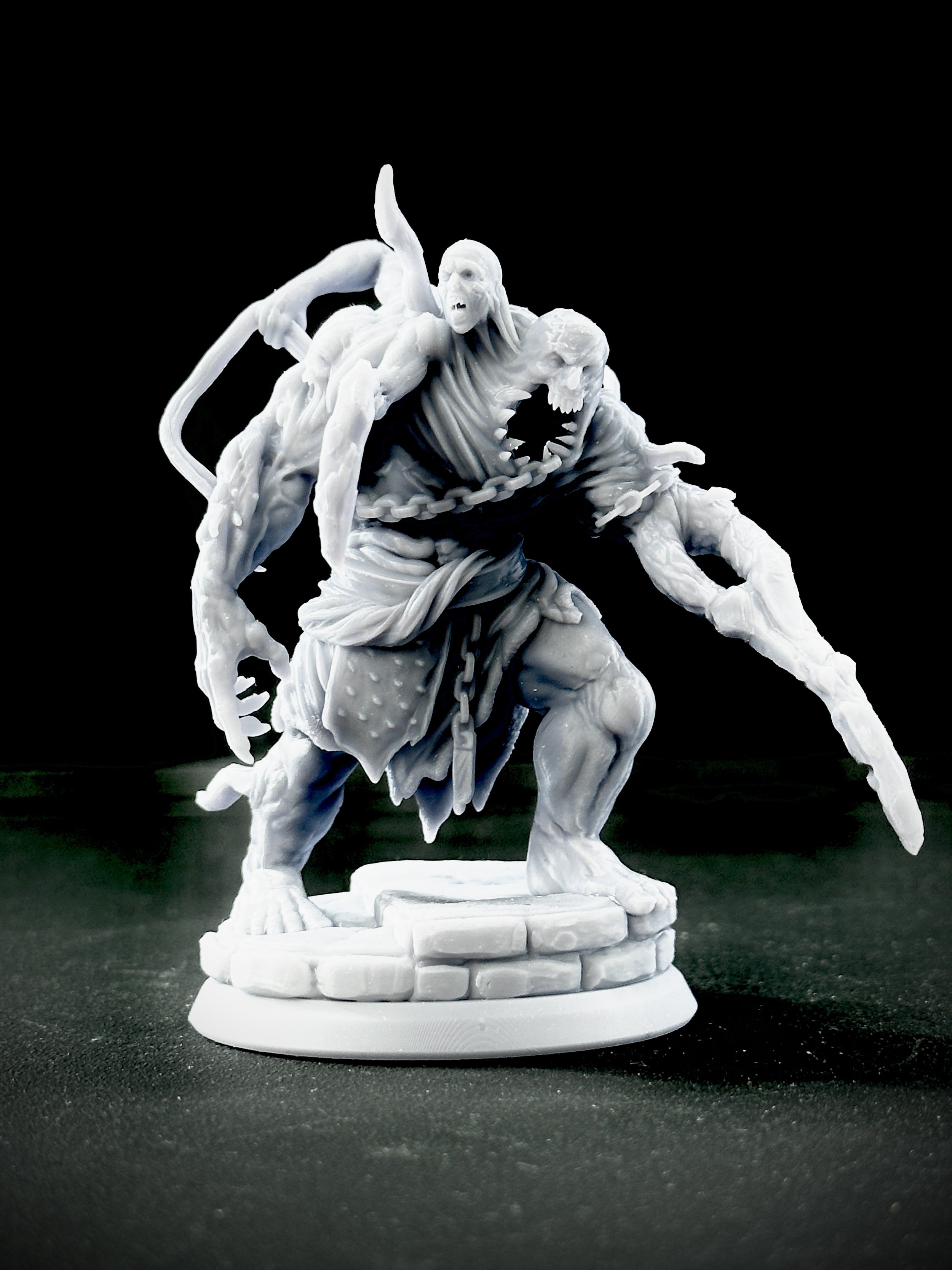 Miniatura impresa en resina de fantasía oscura.