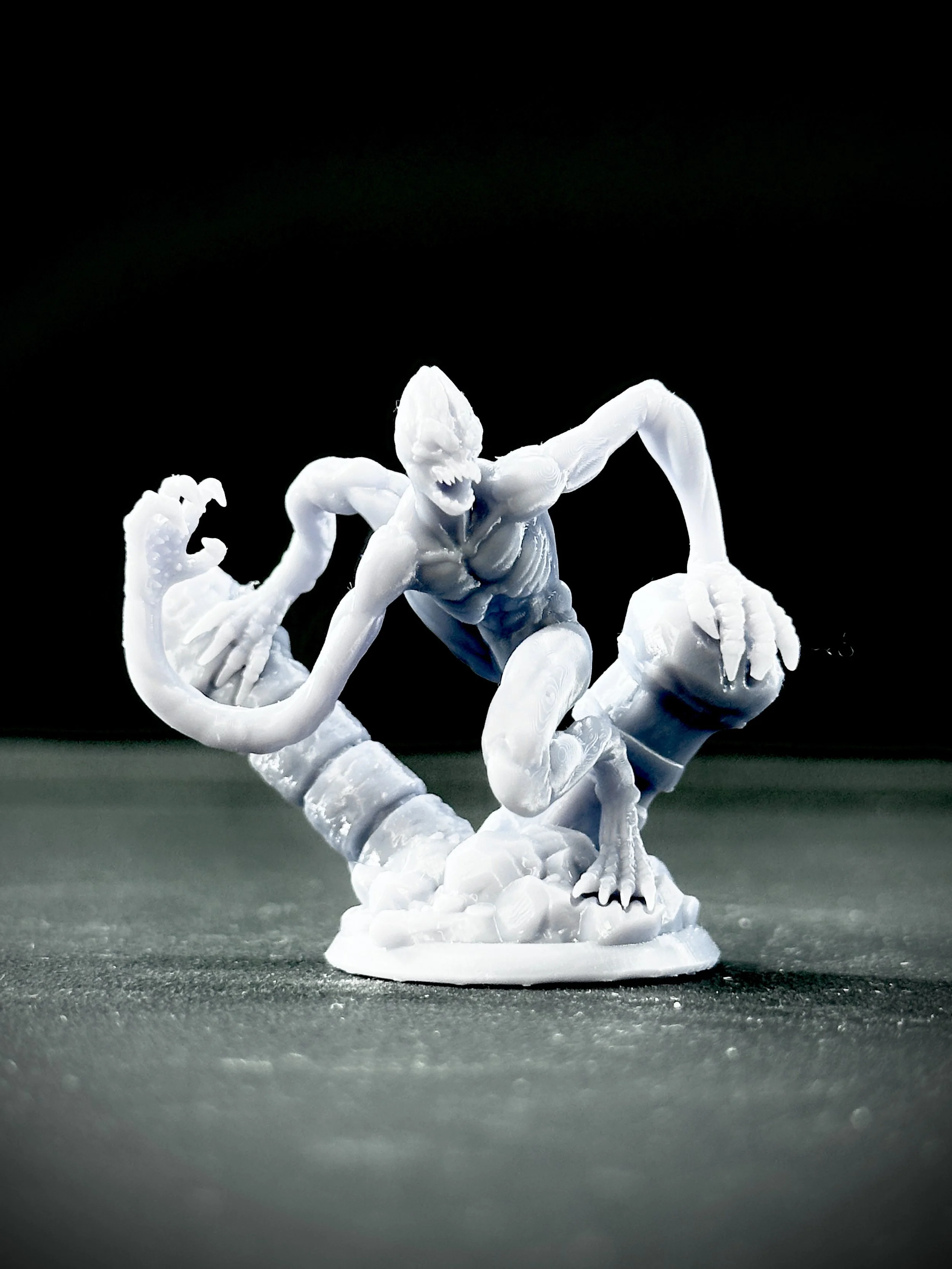 Miniatura impresa en resina de fantasía oscura.