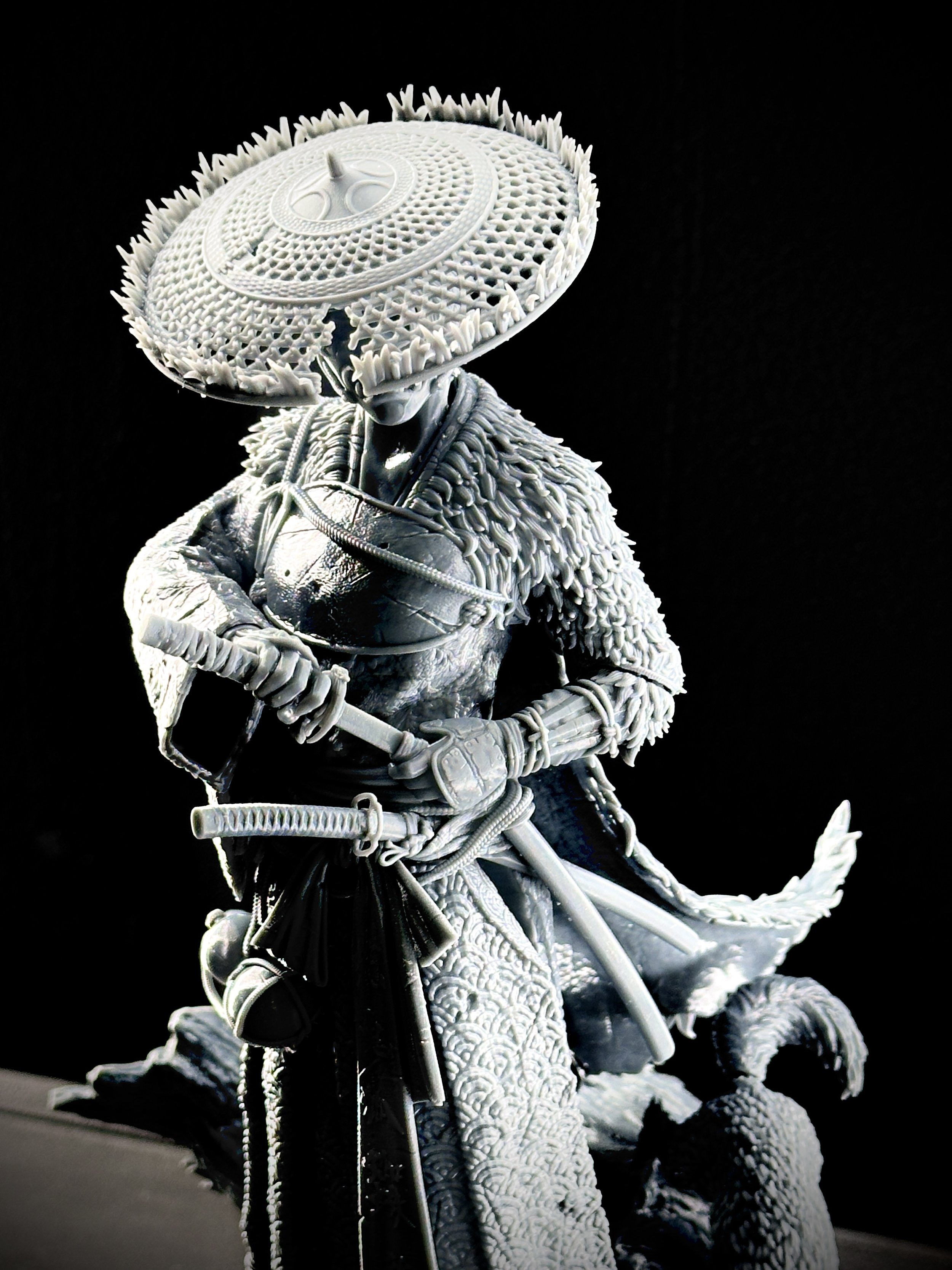 Figura de Atsu impresa en resina de alta calidad de FEROCA con un tamaño de 26cm de altura.