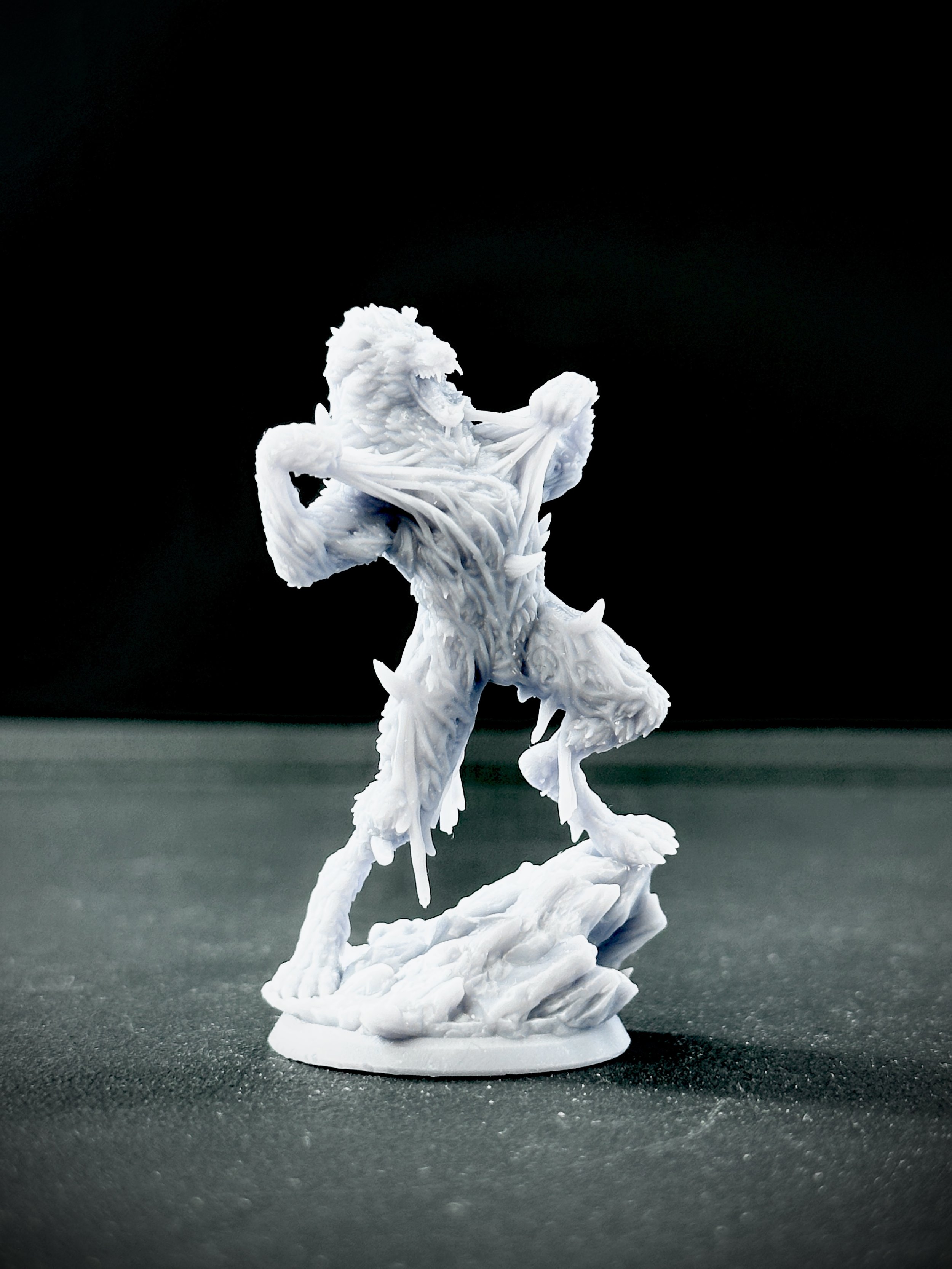 Miniatura impresa en resina de fantasía oscura.