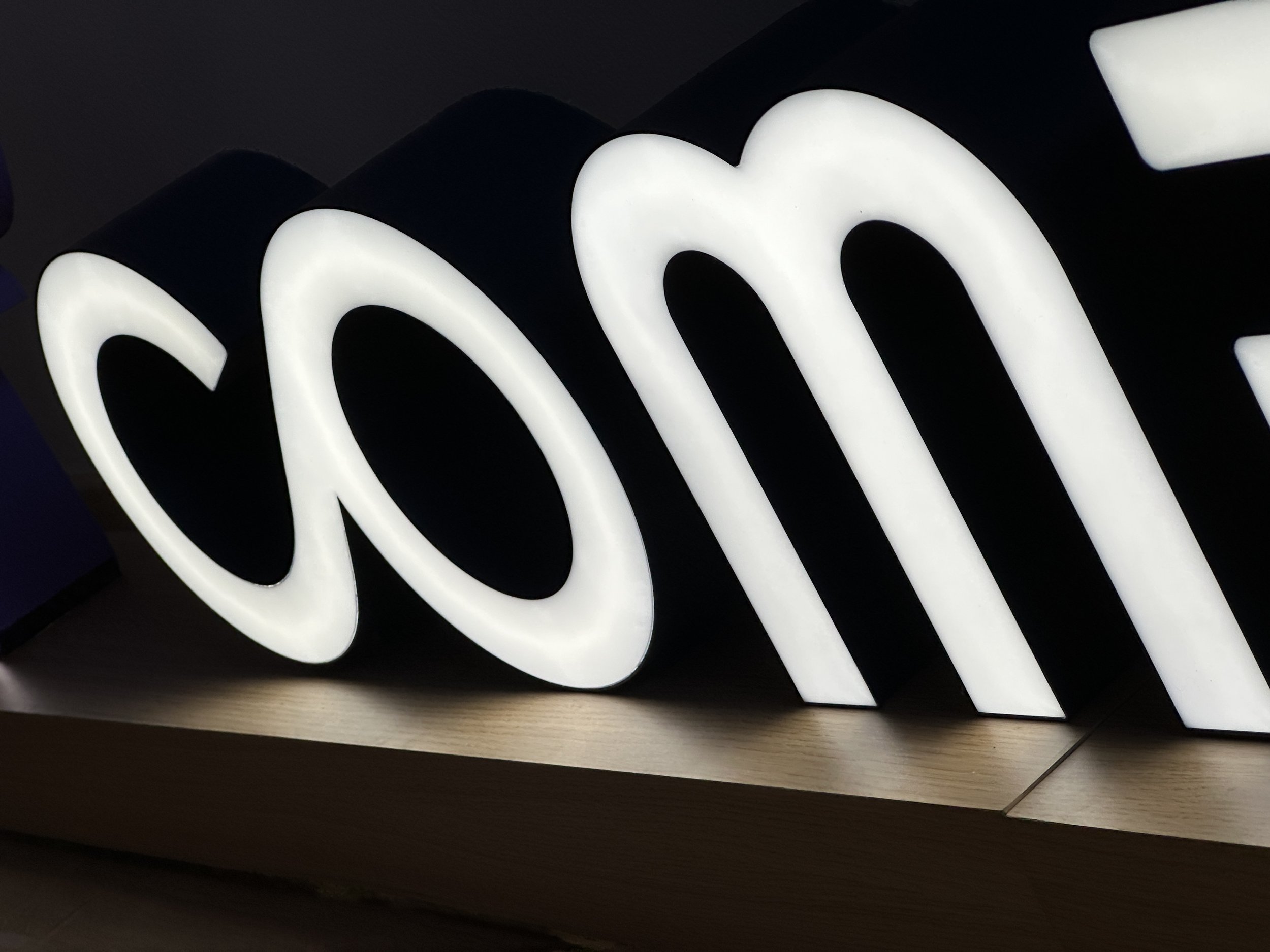 Logo para COMBUTEC iluminado de dos metros y medio de longitud diseñado desde cero, impreso en filamento multicolor, electrificado con LED y montado con un sistema de encaje central.