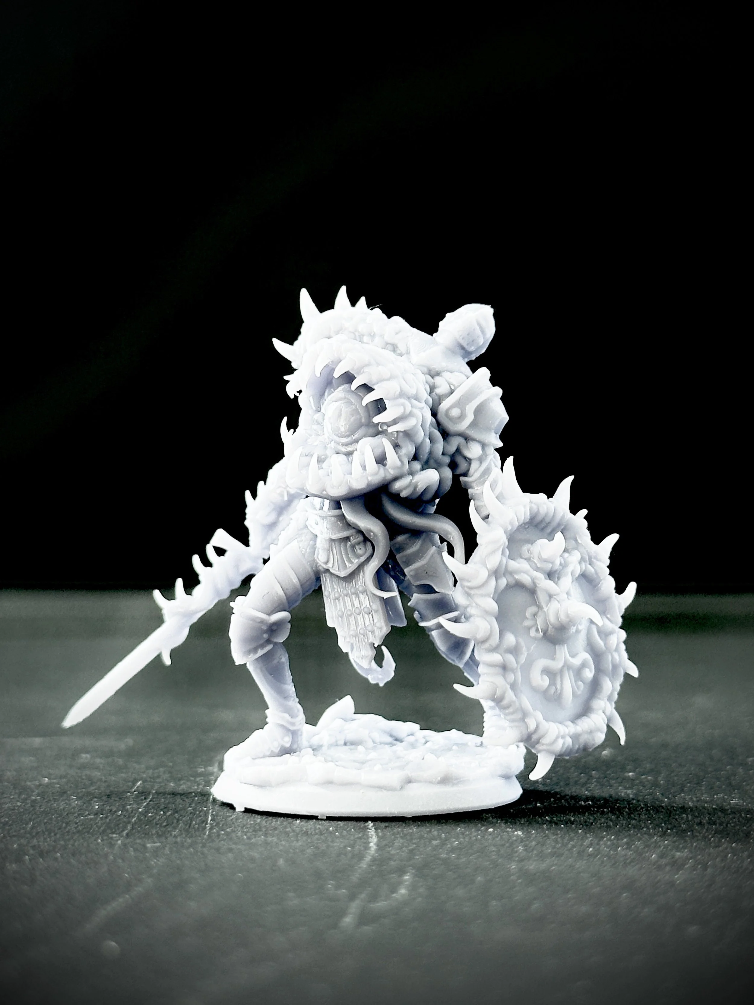 Miniatura impresa en resina de fantasía oscura.