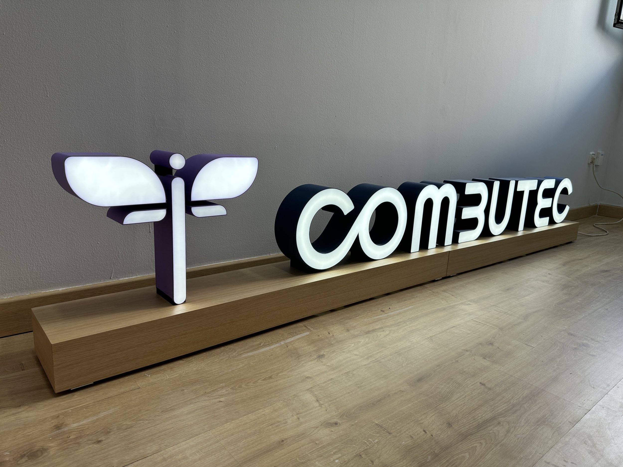 Logo para COMBUTEC iluminado de dos metros y medio de longitud diseñado desde cero, impreso en filamento multicolor, electrificado con LED y montado con un sistema de encaje central.