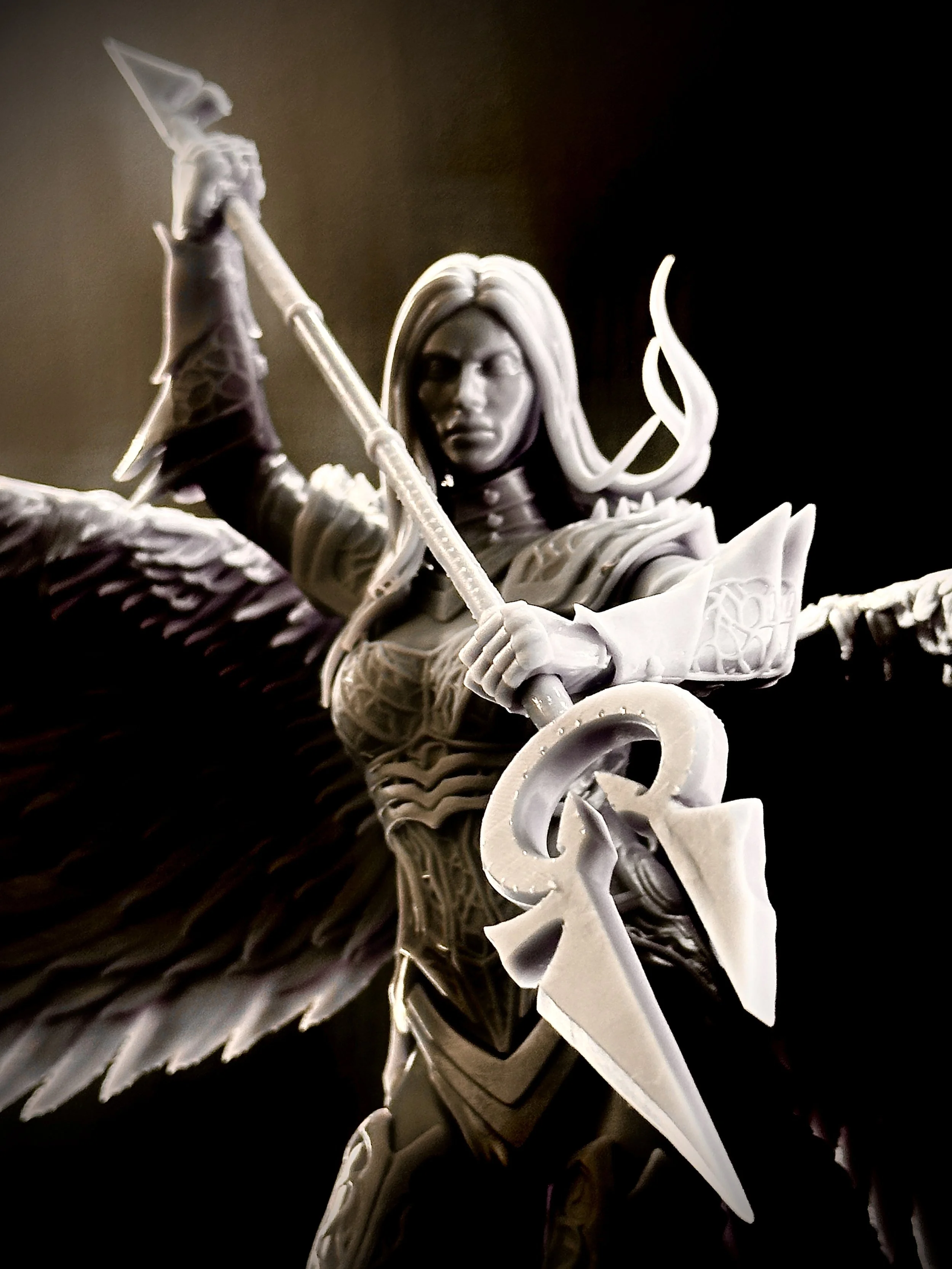 Figura de Avacyn impresa en resina de alta calidad con un tamaño de 29cm de altura.