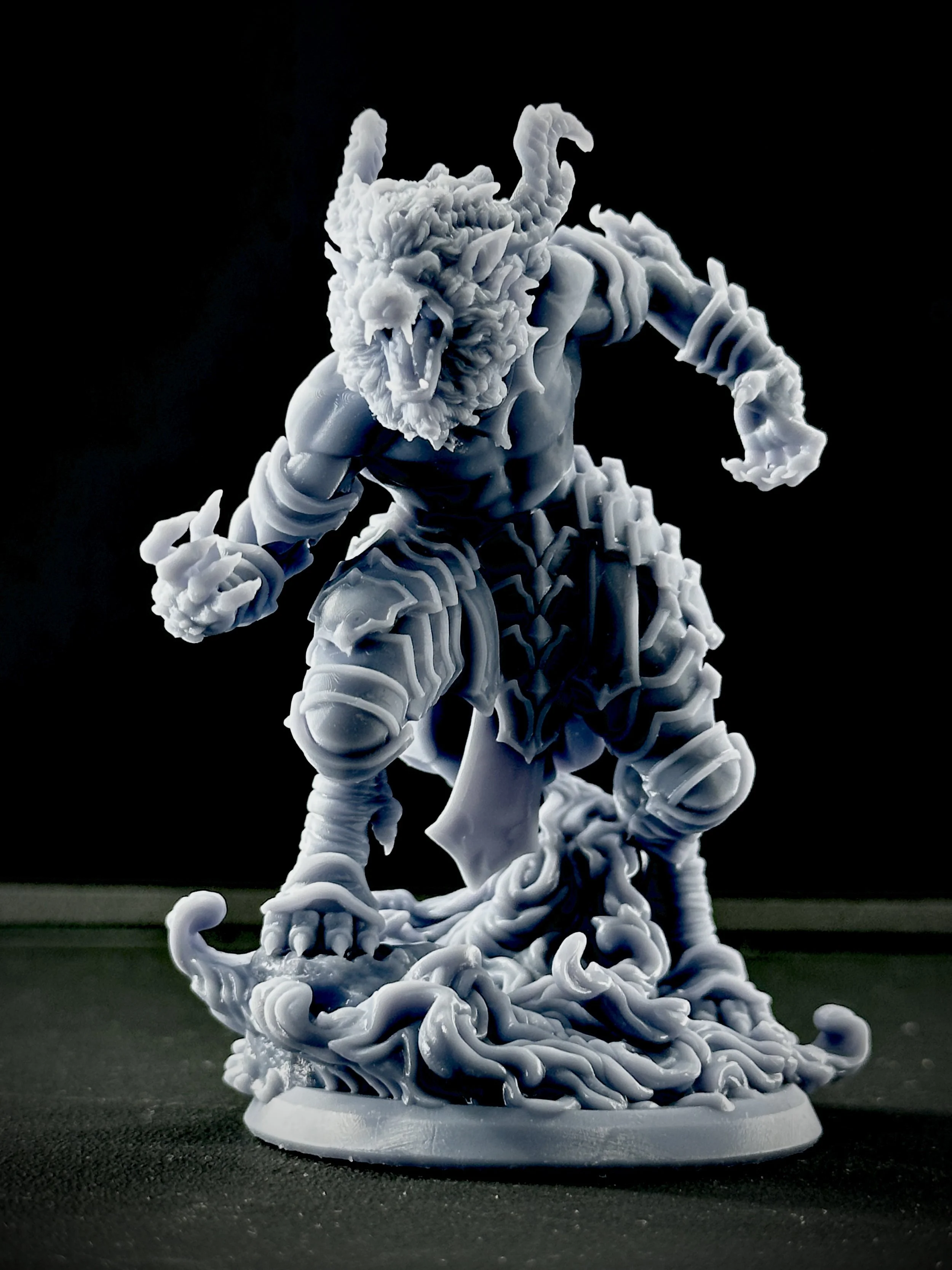 Miniatura impresa en resina de fantasía oscura.