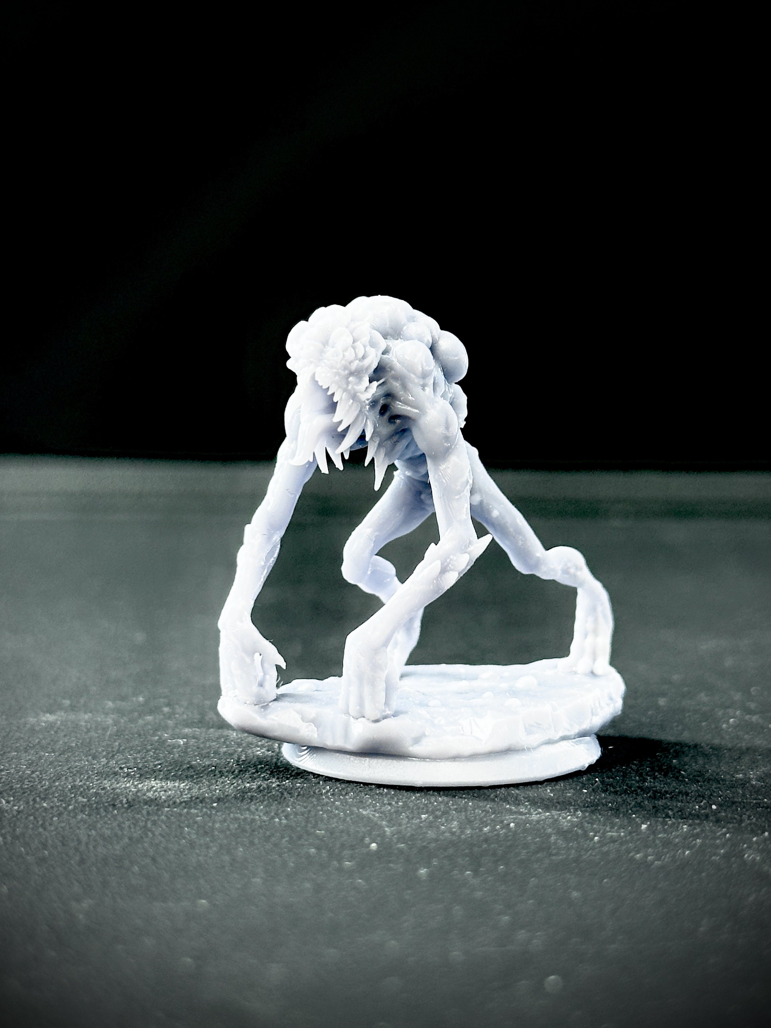 Miniatura impresa en resina de fantasía oscura.