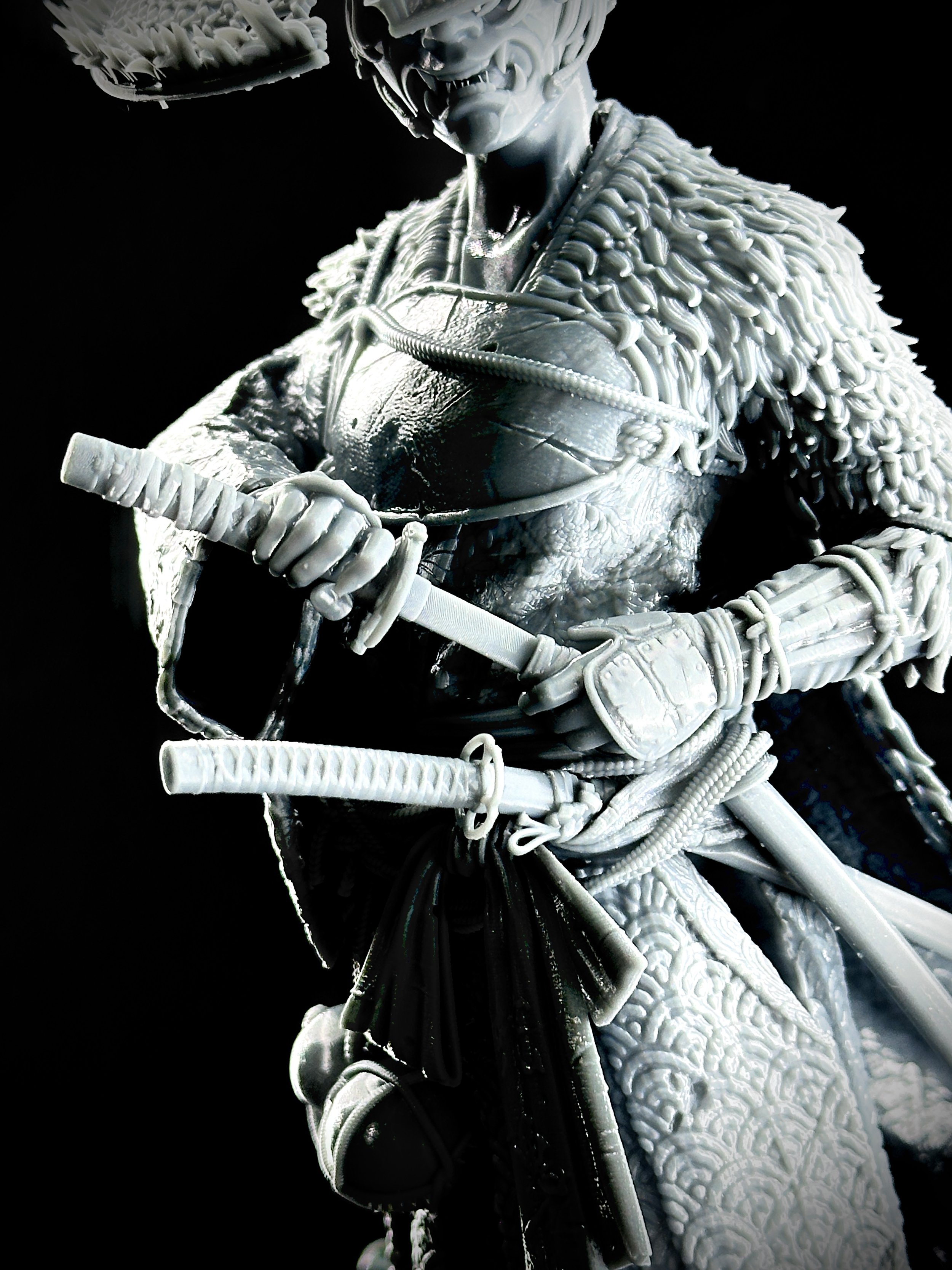 Figura de Atsu impresa en resina de alta calidad de FEROCA con un tamaño de 26cm de altura.