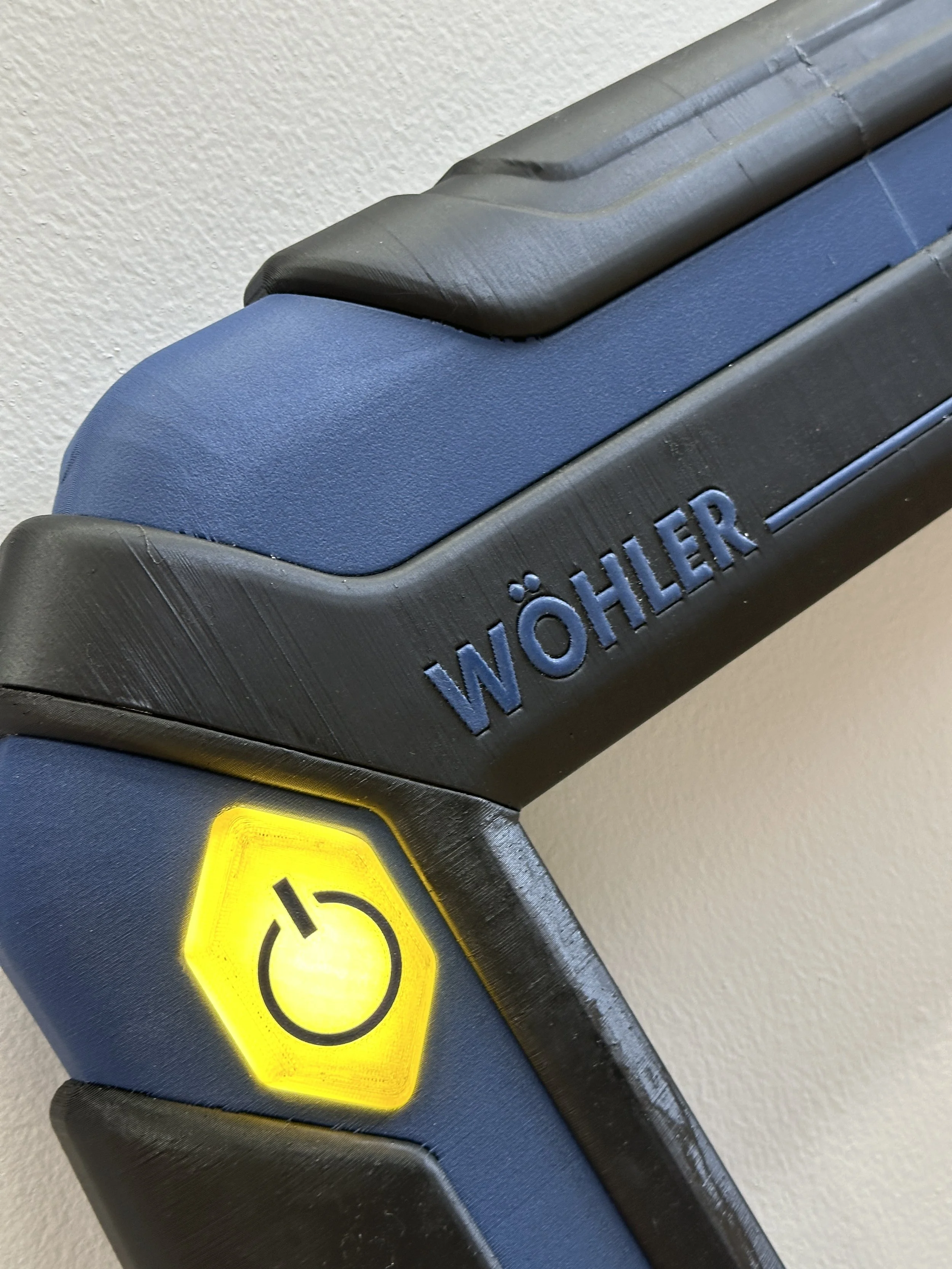 Marco diseñado desde cero para TV táctil de 40'' réplica de la tablet de COMBUTEC, impreso en filamento.