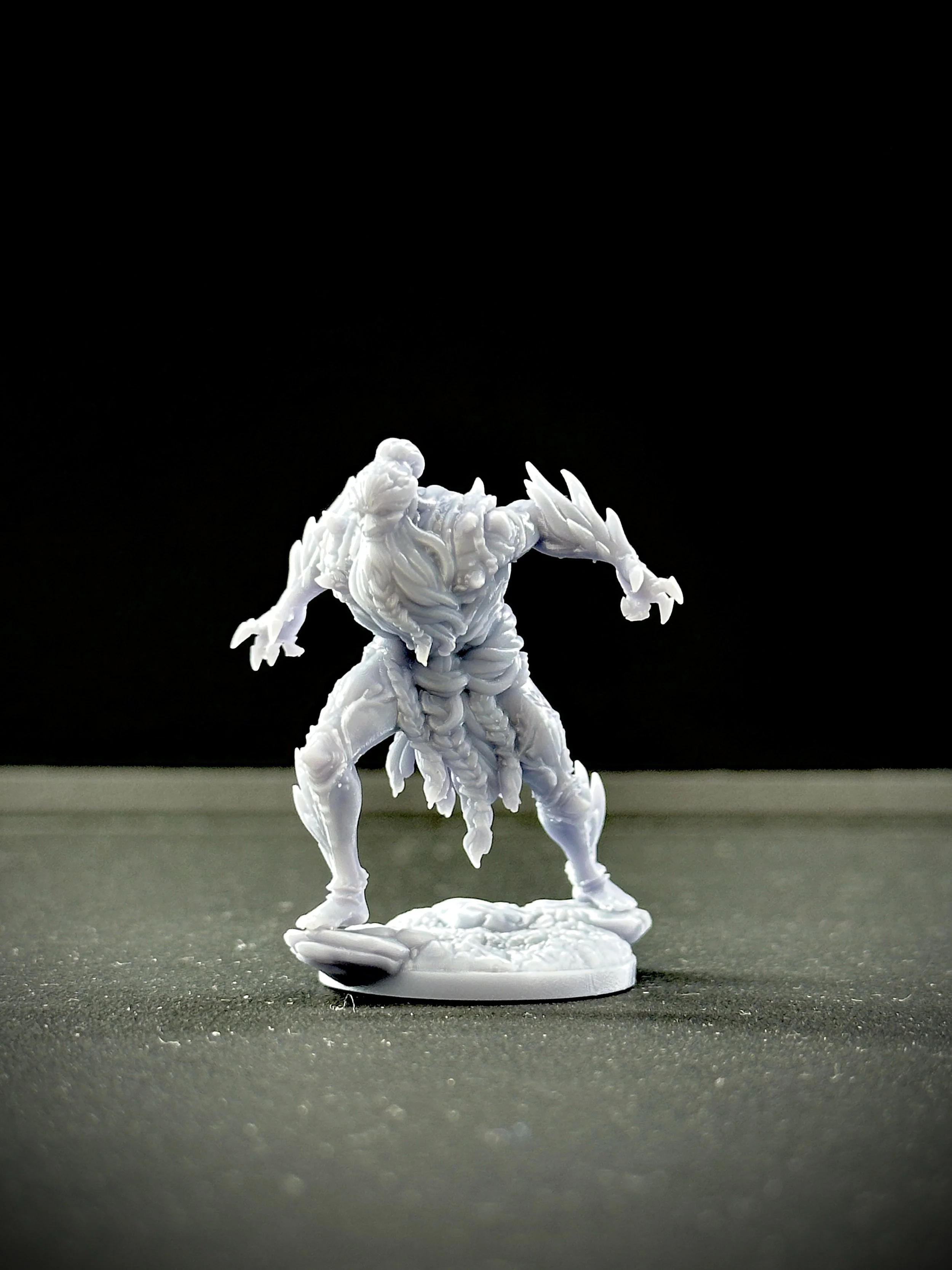 Miniatura impresa en resina de fantasía oscura.