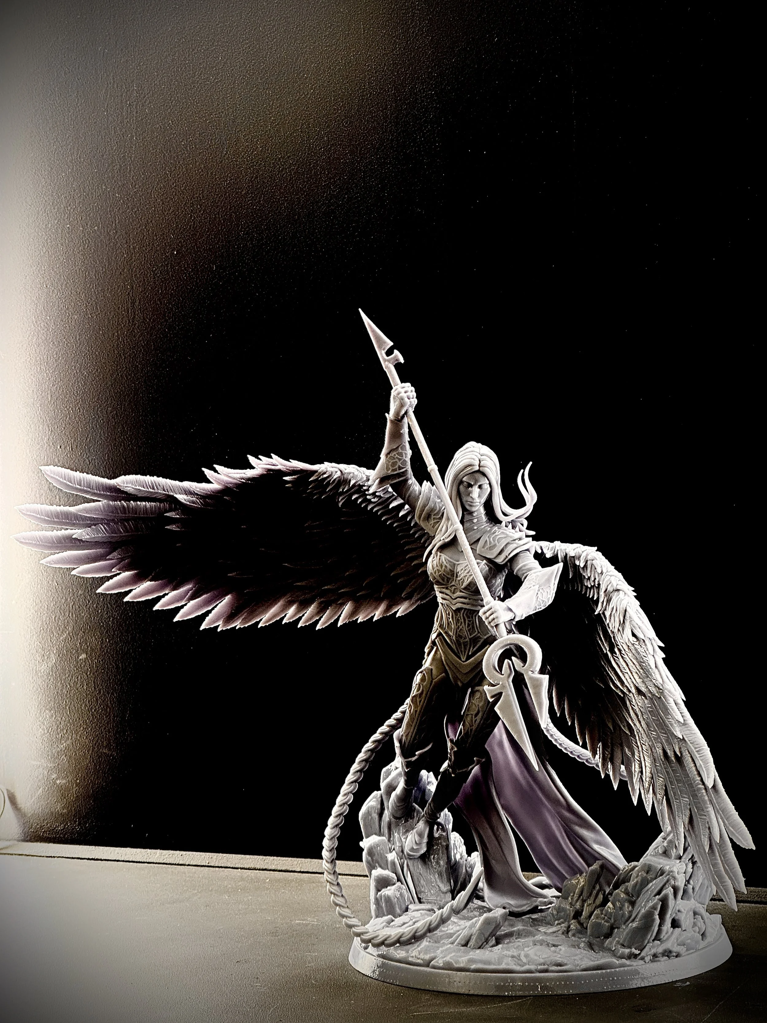 Figura de Avacyn impresa en resina de alta calidad con un tamaño de 29cm de altura.