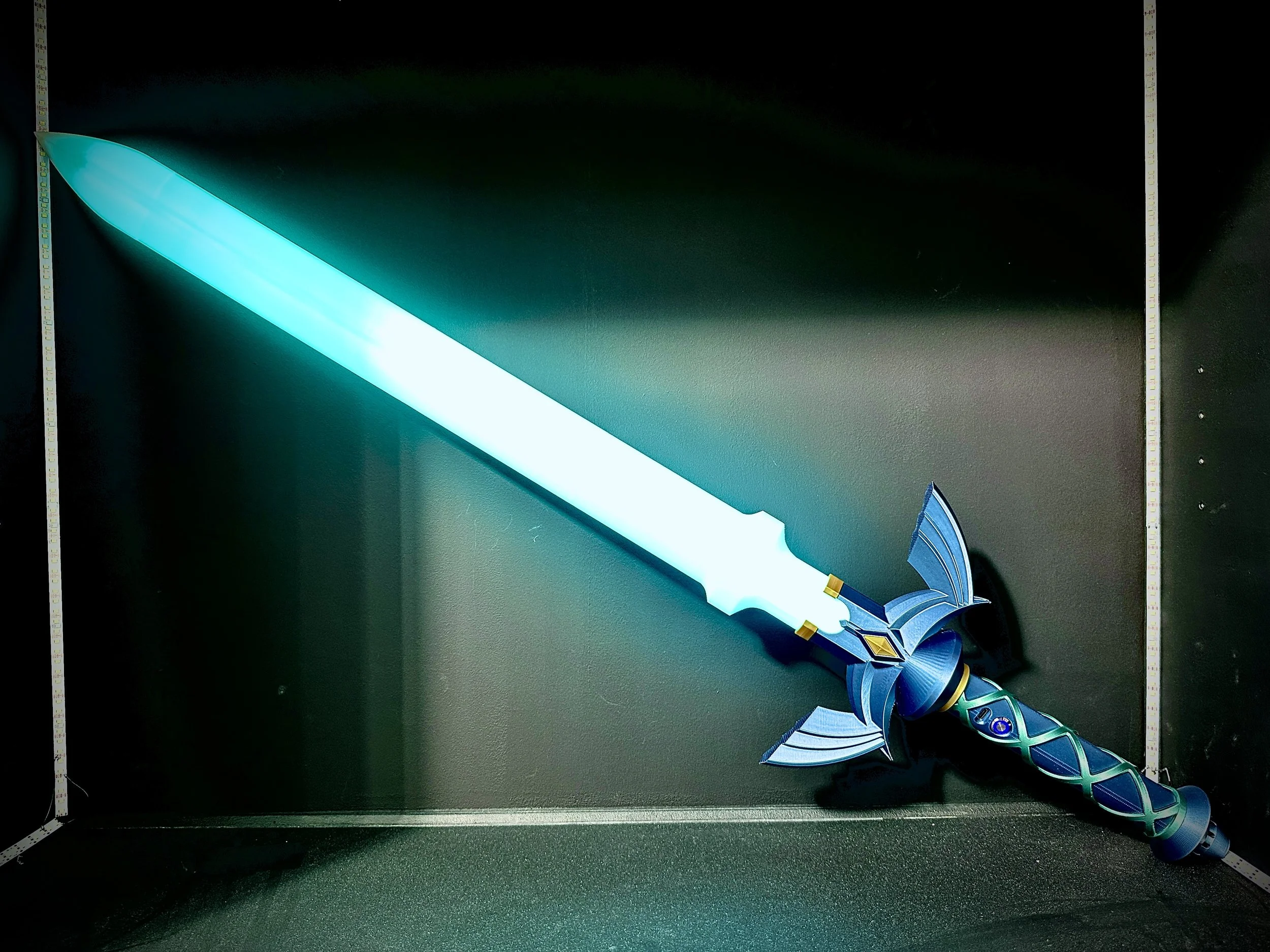 Espada Maestra para cosplay impresa a color y equipada con un sistema de luz y audio.