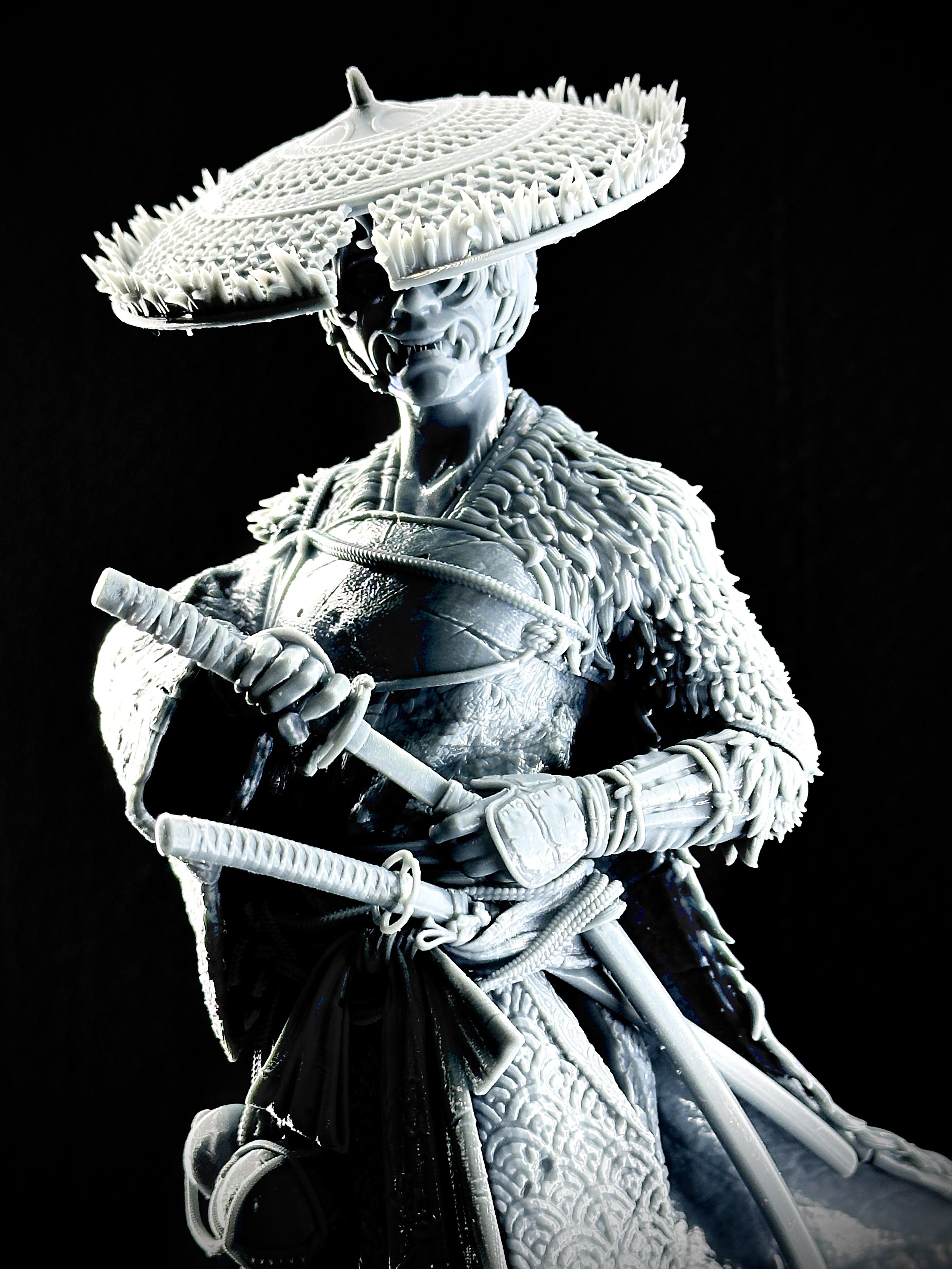 Figura de Atsu impresa en resina de alta calidad de FEROCA con un tamaño de 26cm de altura.