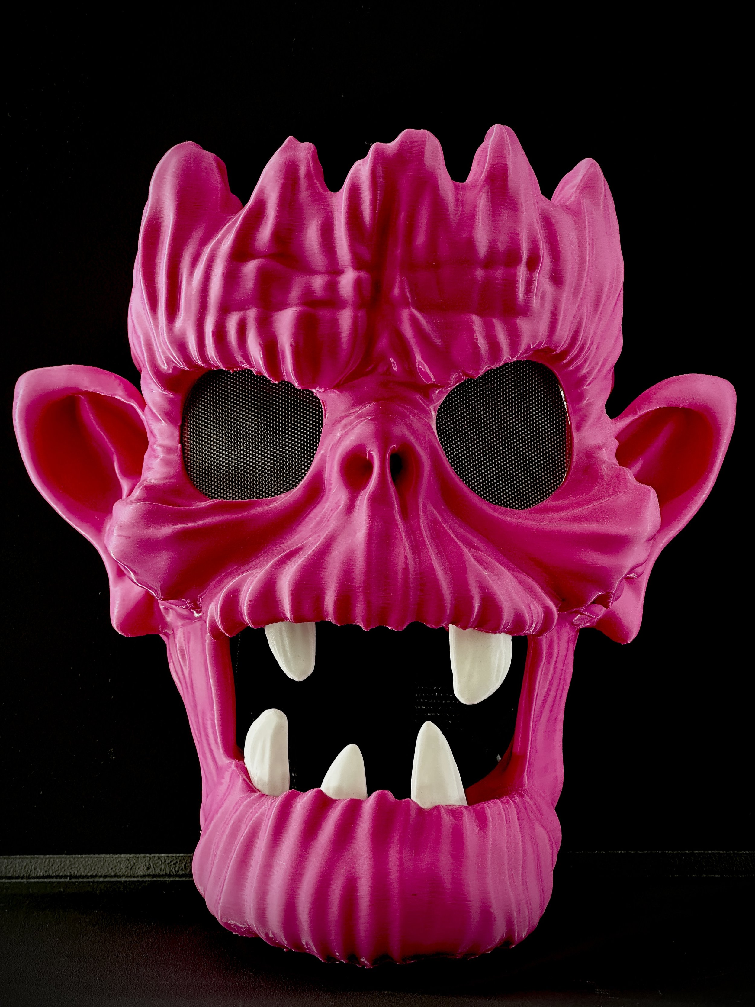 Máscara de Gorillaz impresa a color en filamento con ojos iluminados con LED