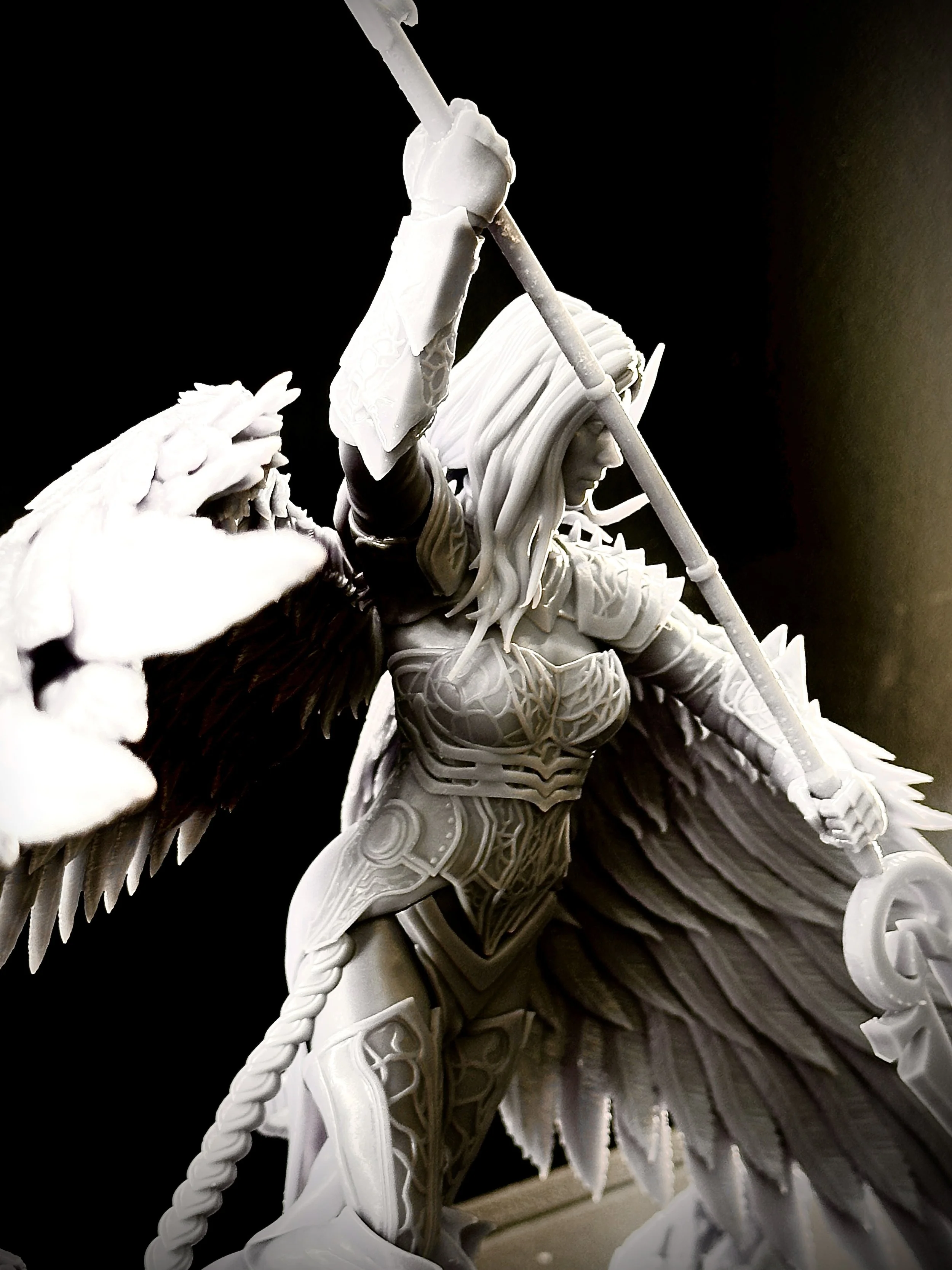 Figura de Avacyn impresa en resina de alta calidad con un tamaño de 29cm de altura.
