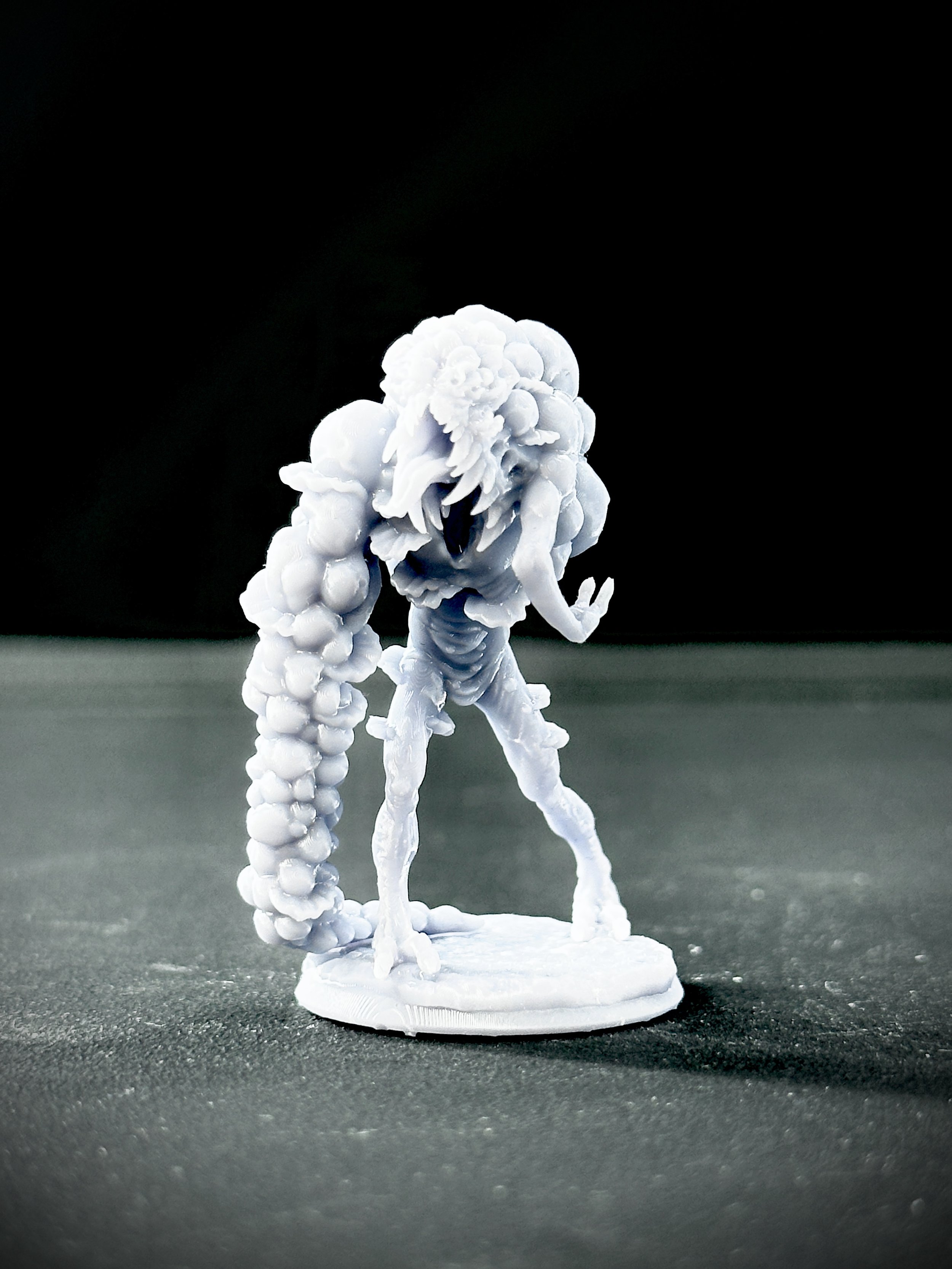 Miniatura impresa en resina de fantasía oscura.