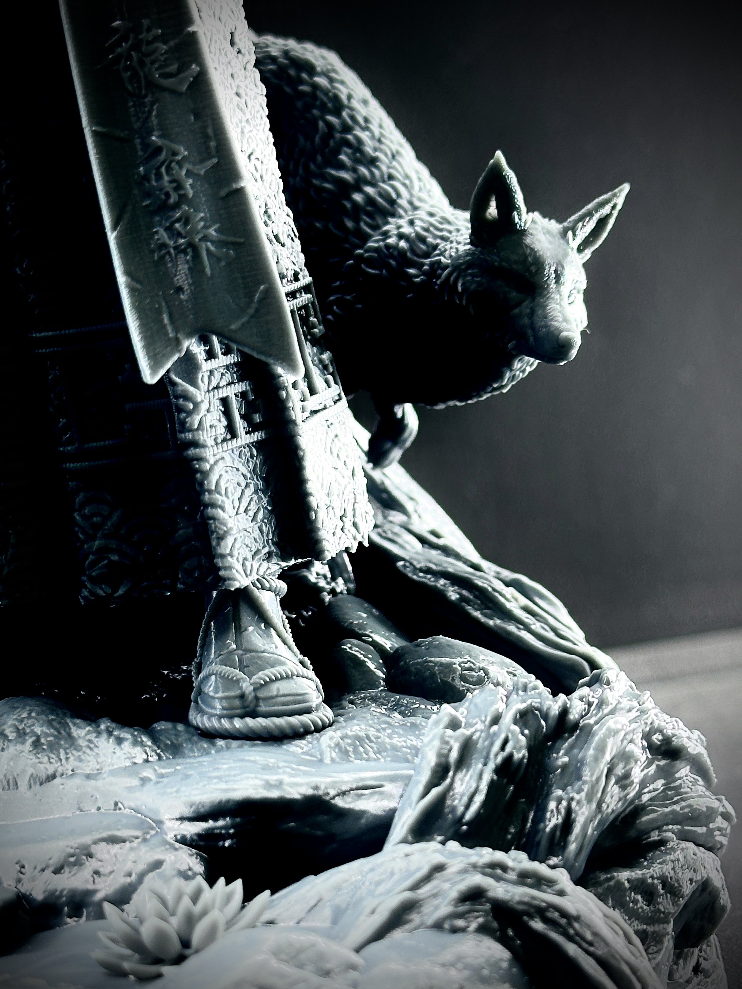 Figura de Atsu impresa en resina de alta calidad de FEROCA con un tamaño de 26cm de altura.