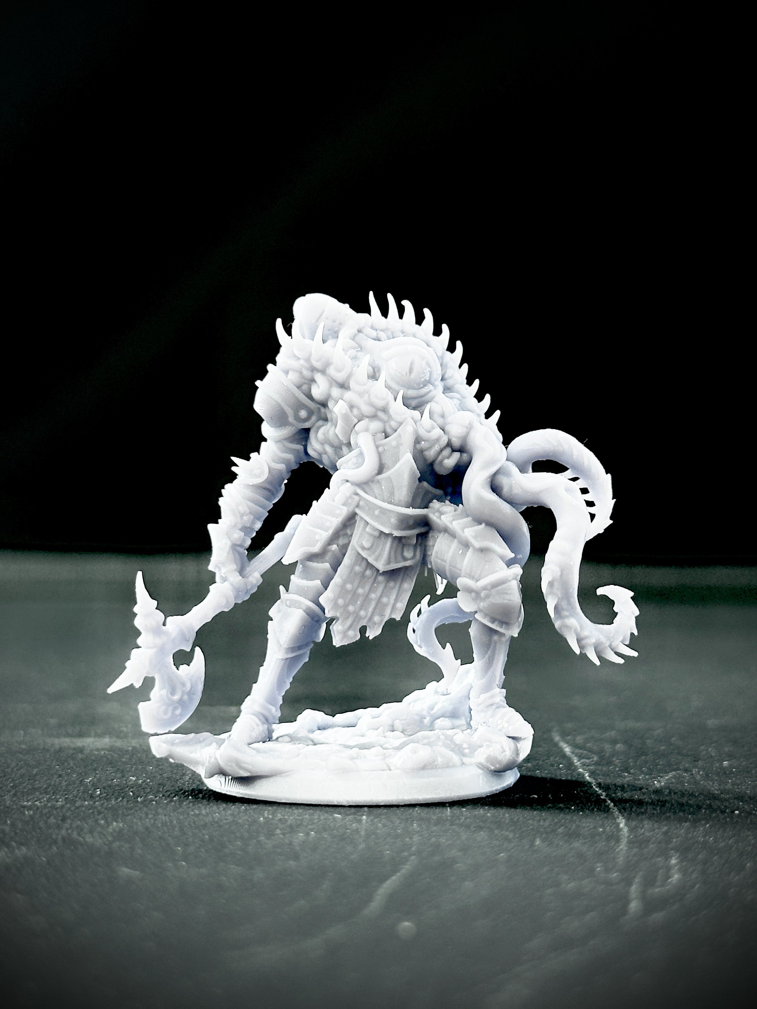 Miniatura impresa en resina de fantasía oscura.