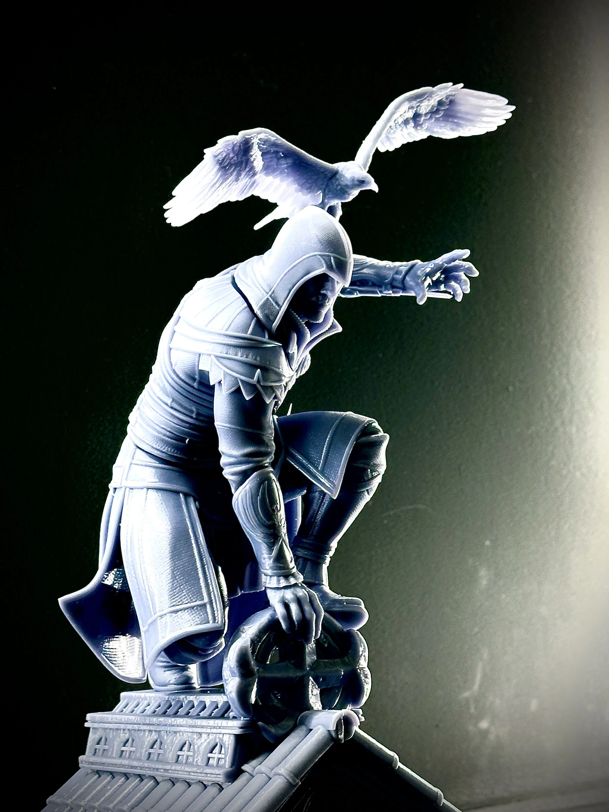 Figura de Ezio Auditore impresa en resina de alta calidad con un tamaño de 28cm de altura.