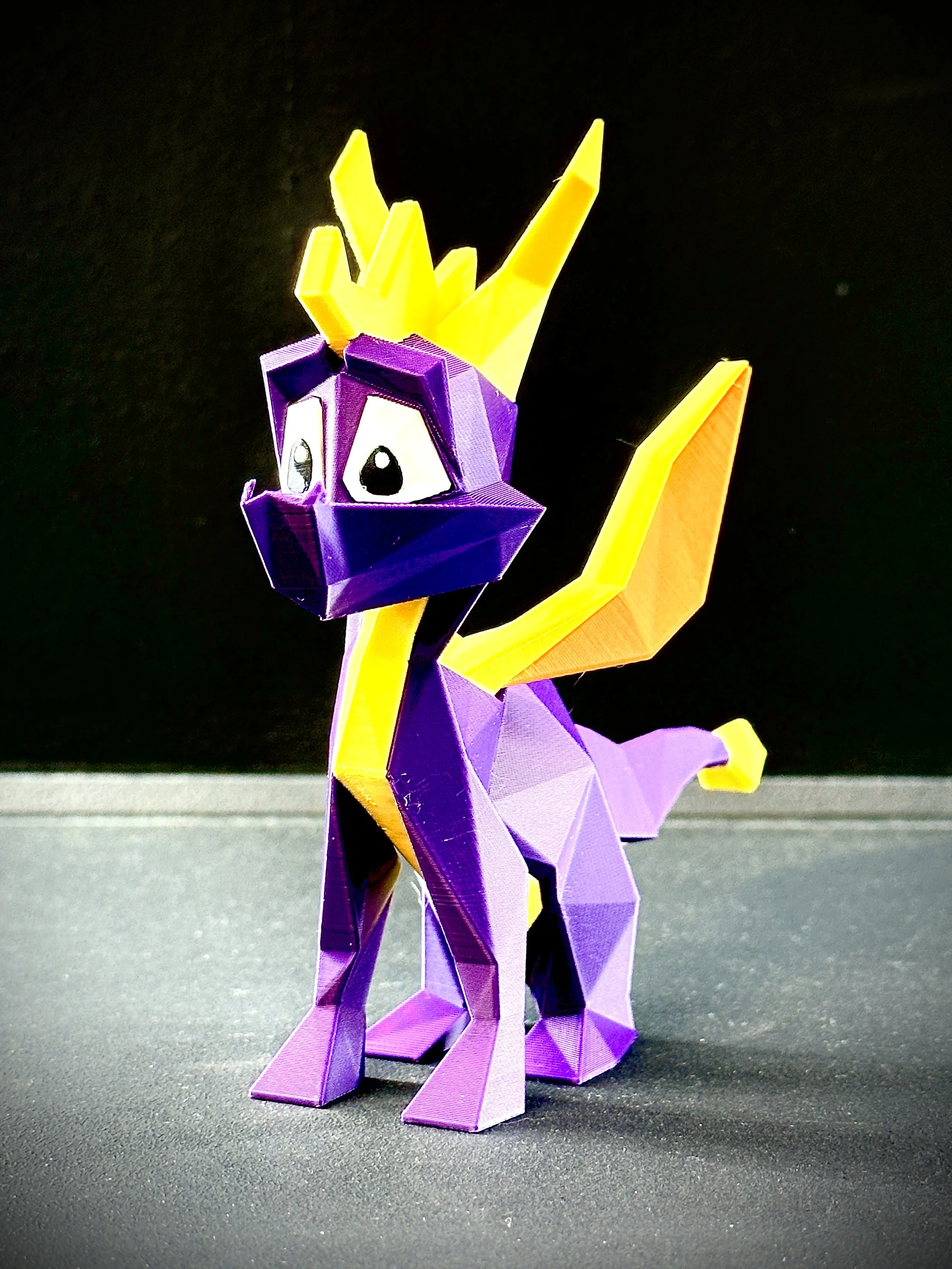 Figura retro de Spyro impresa a color en multifilamento.
