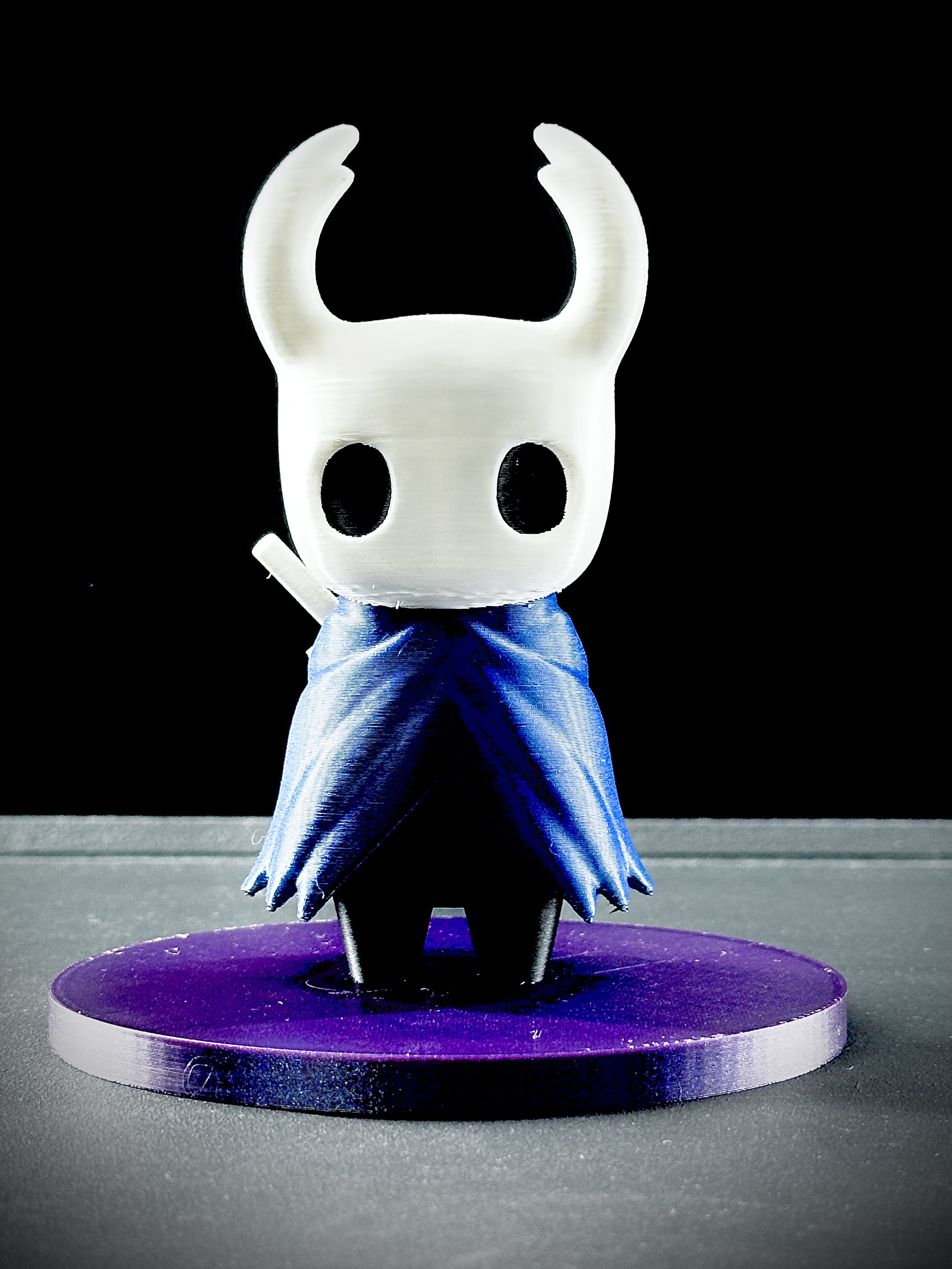 Figura de Hollow Knight impresa en filamento multicolor.