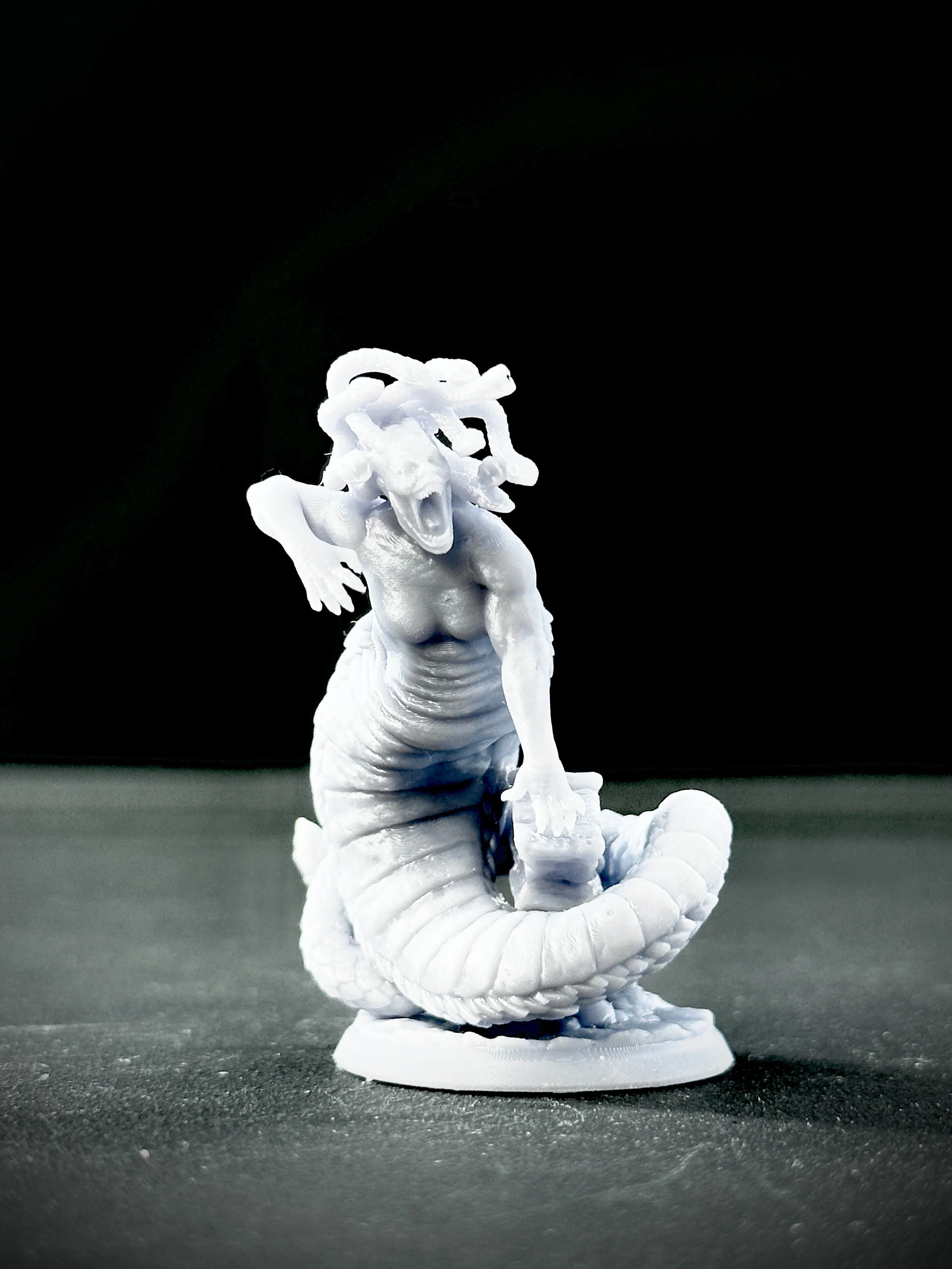 Miniatura impresa en resina de fantasía oscura.