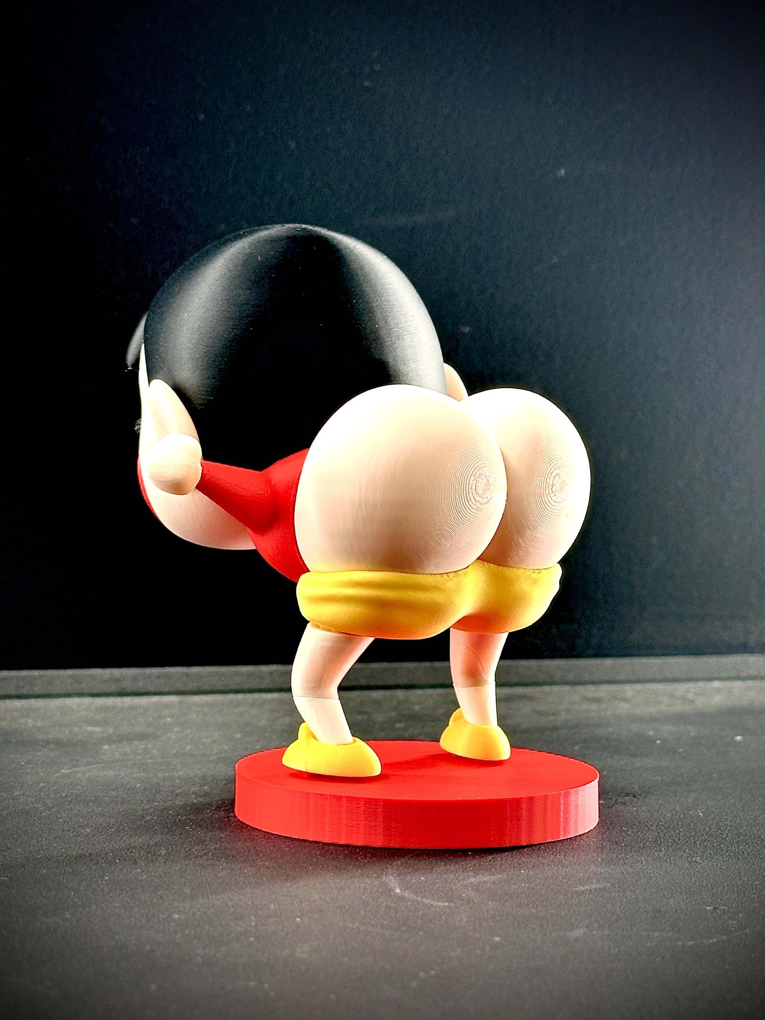 Figura de Shin-chan impresa en filamento a color.