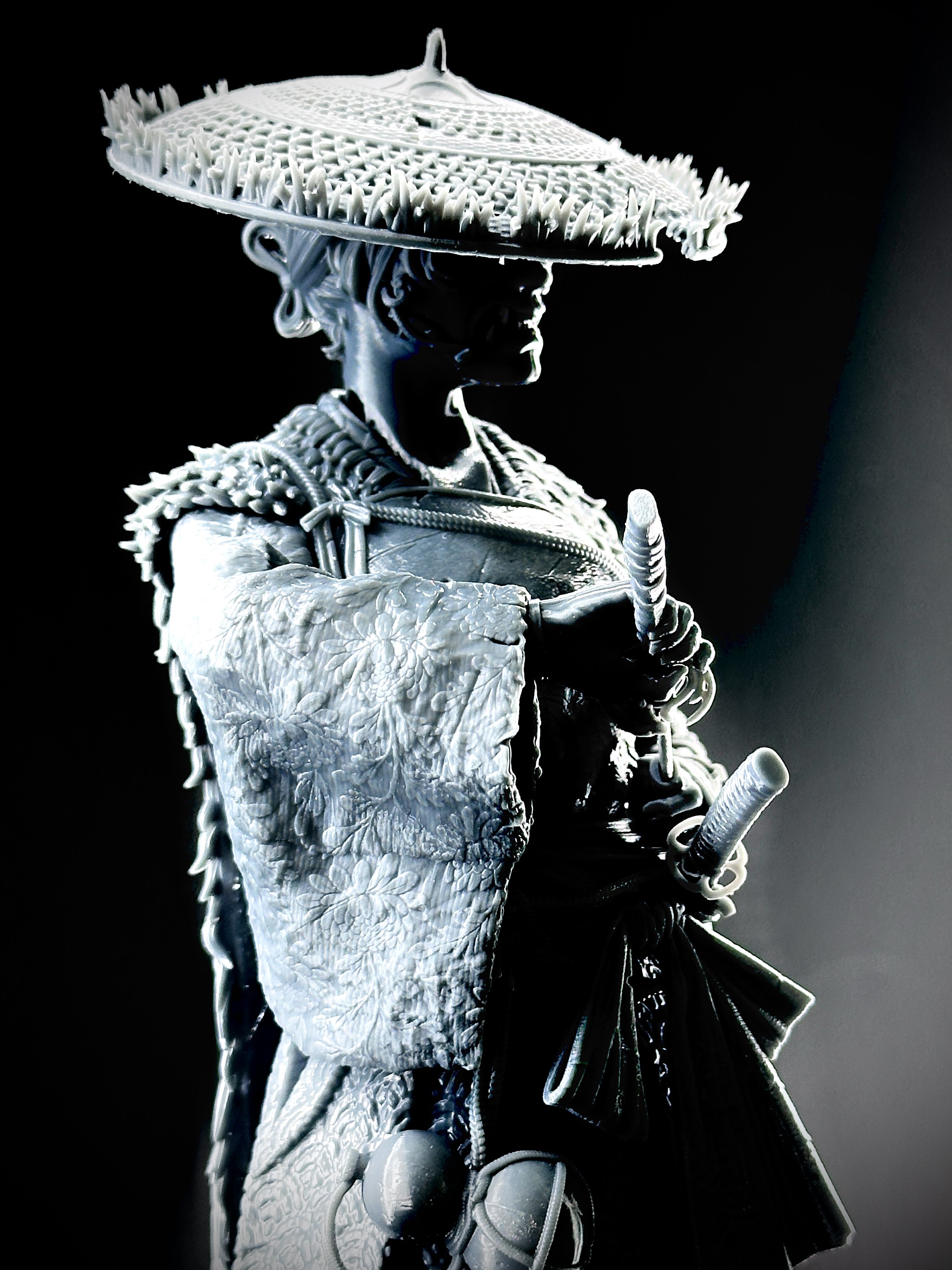 Figura de Atsu impresa en resina de alta calidad de FEROCA con un tamaño de 26cm de altura.