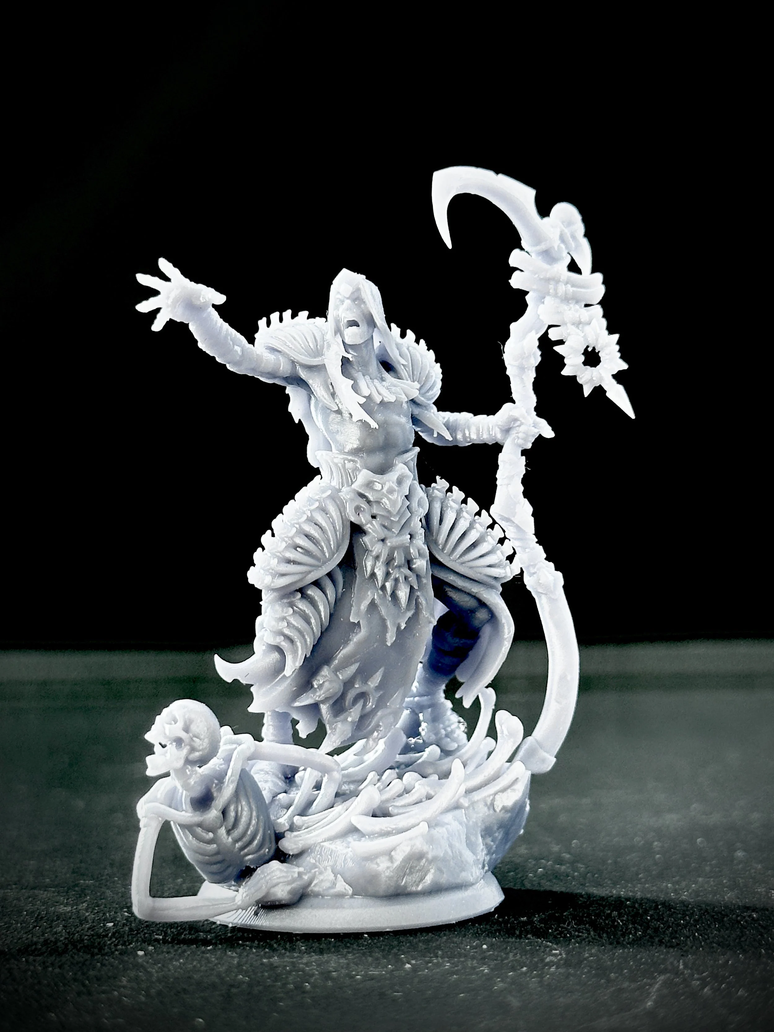 Miniatura impresa en resina de fantasía oscura.