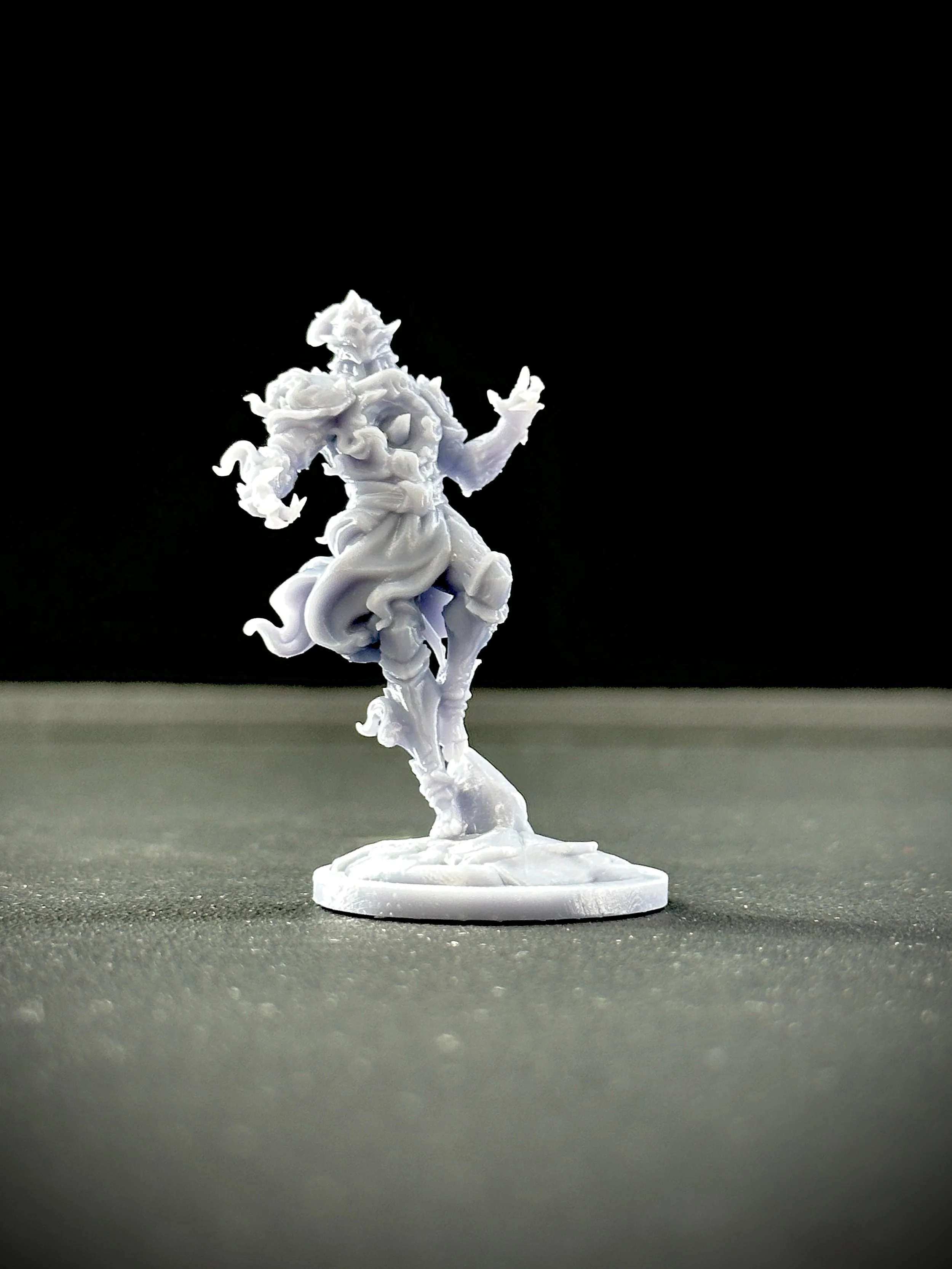 Miniatura impresa en resina de fantasía oscura.