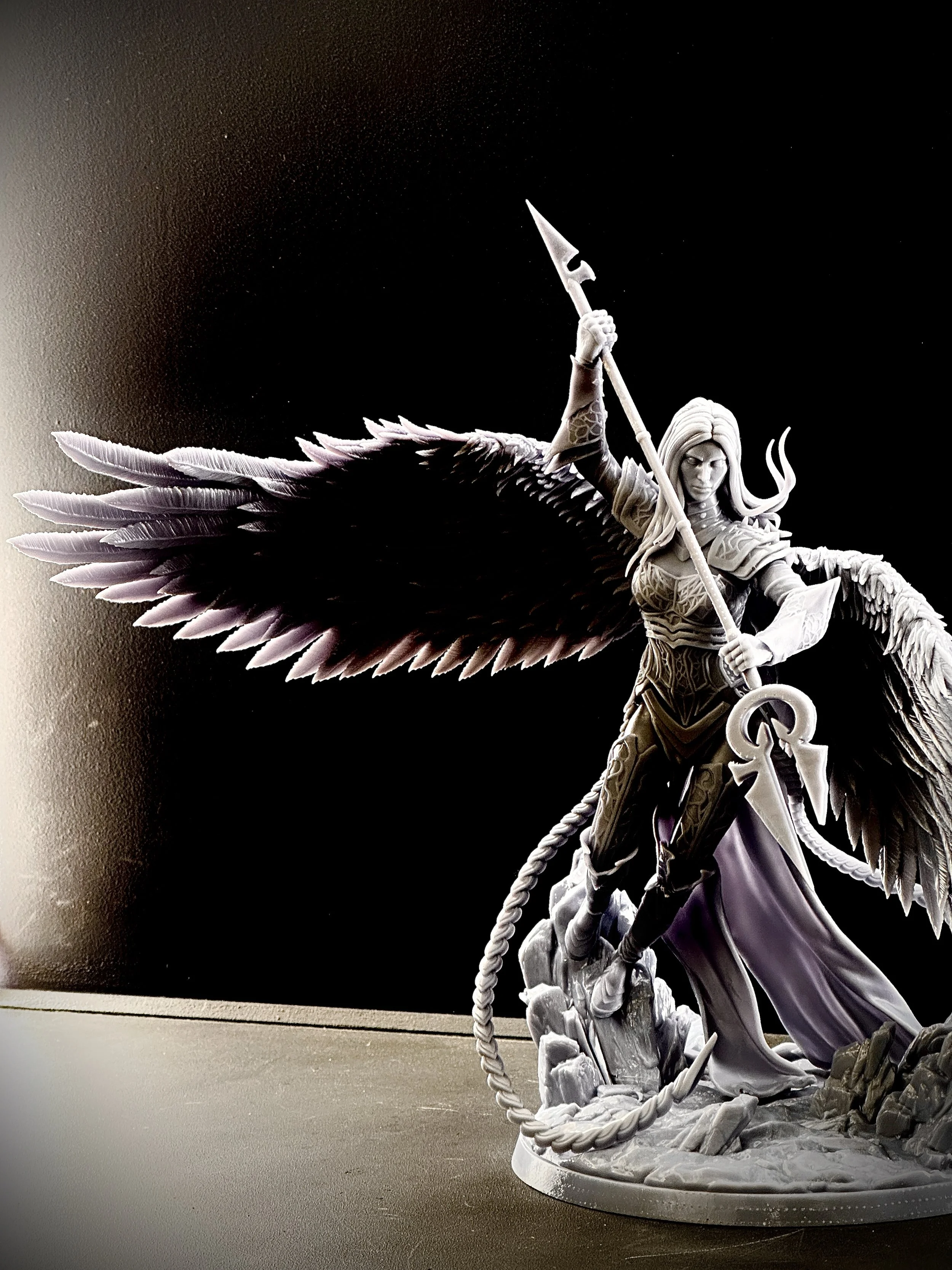 Figura de Avacyn impresa en resina de alta calidad con un tamaño de 29cm de altura.