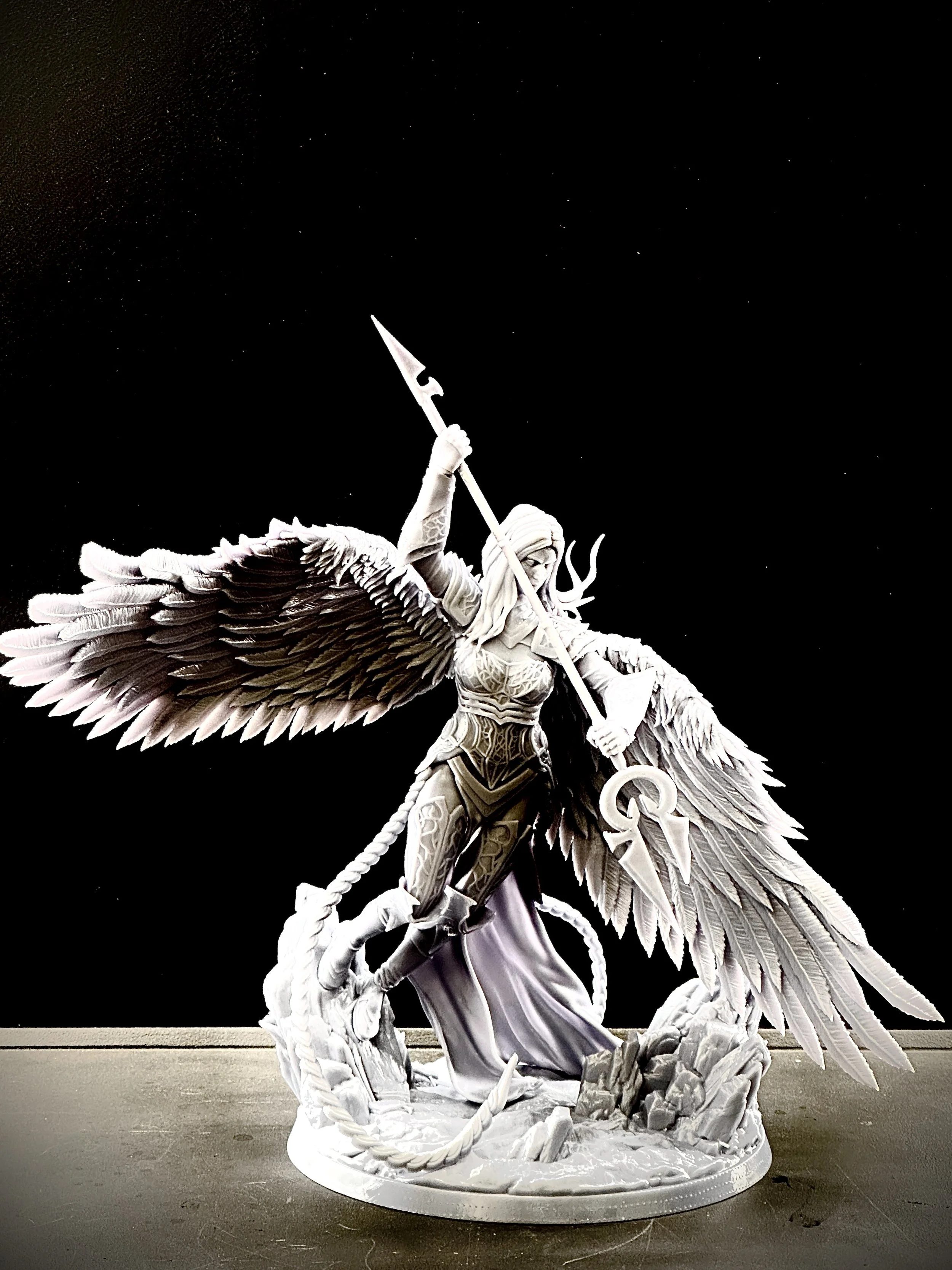 Figura de Avacyn impresa en resina de alta calidad con un tamaño de 29cm de altura.