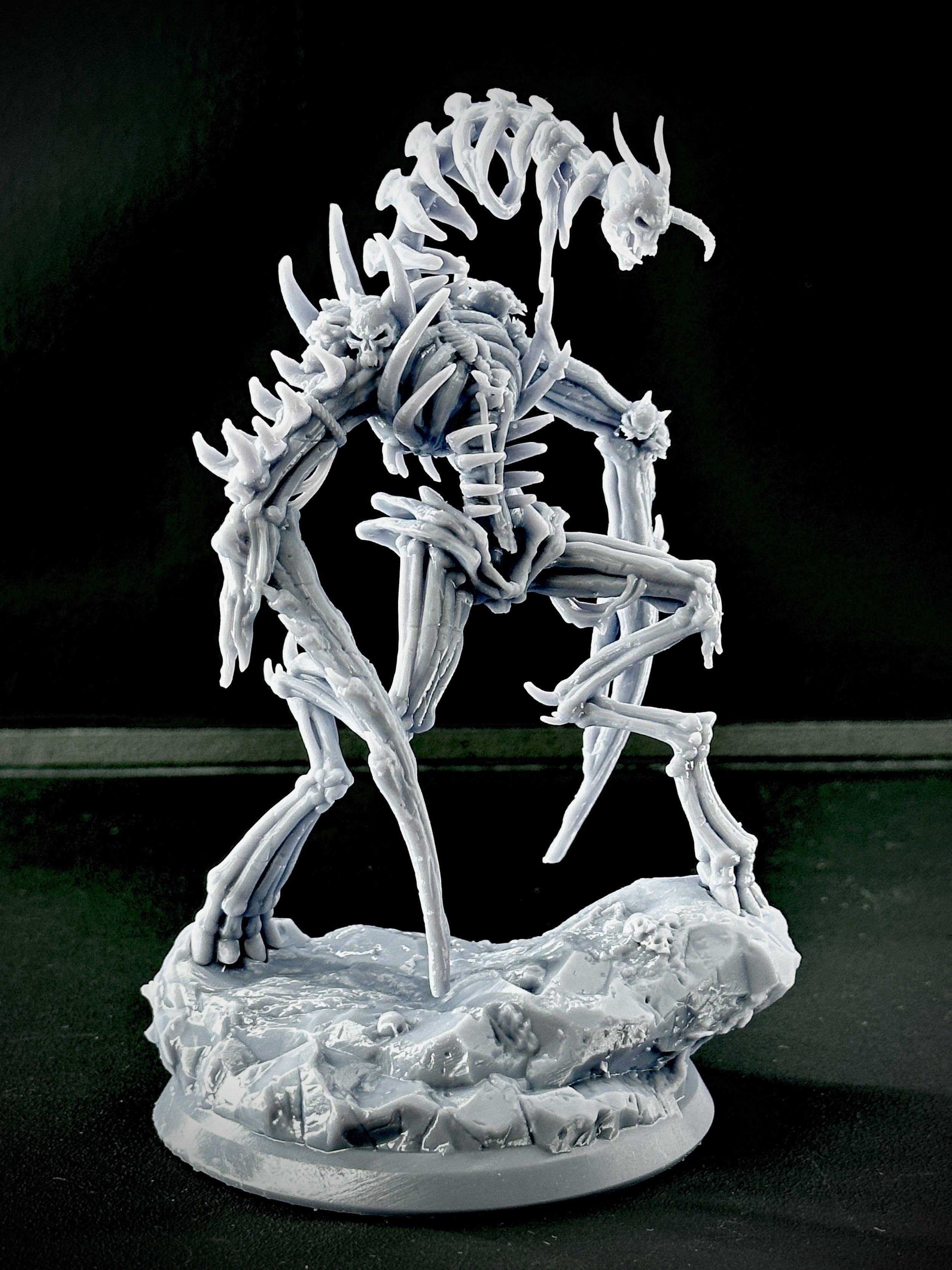 Miniatura impresa en resina de fantasía oscura.