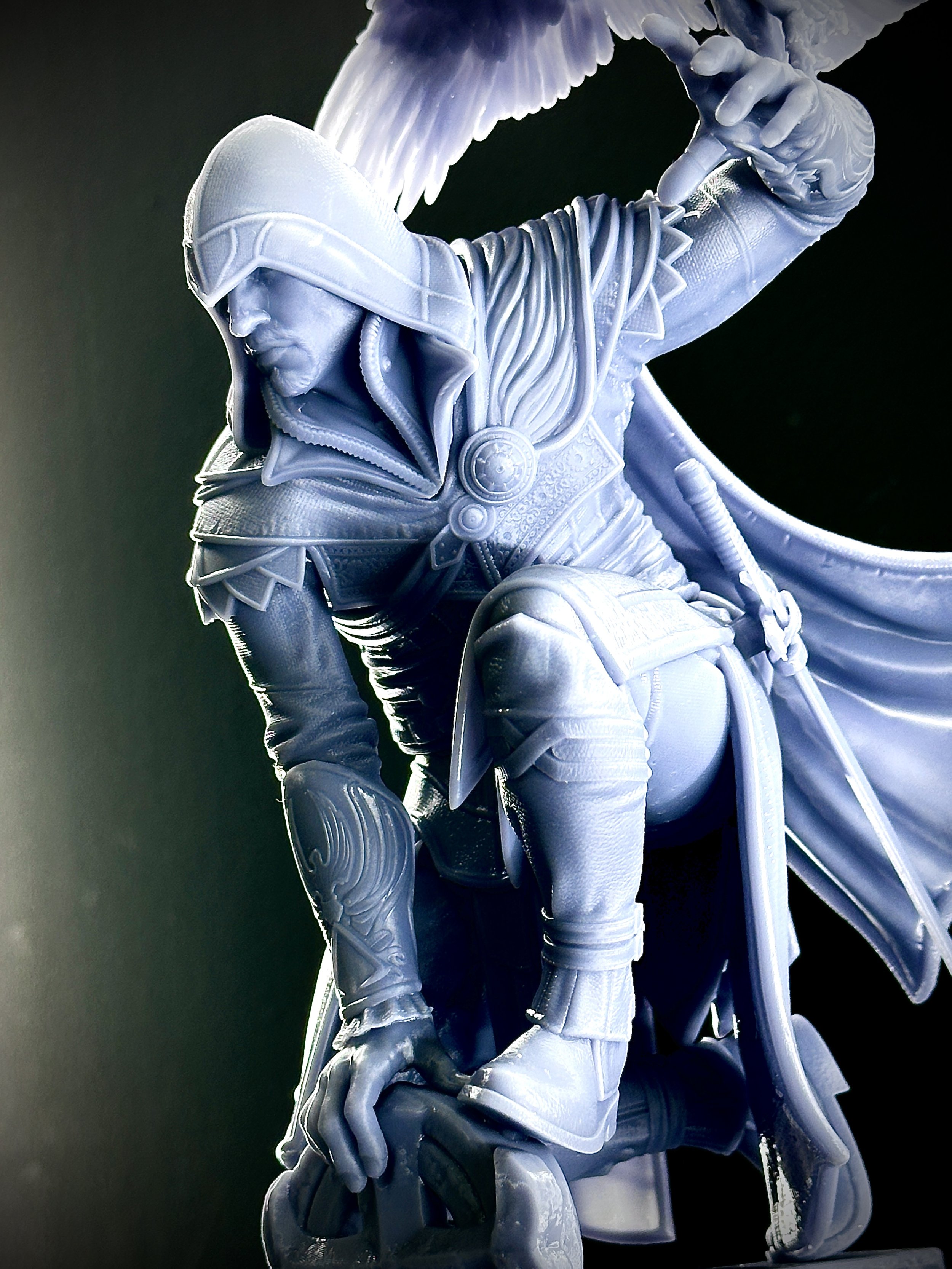 Figura de Ezio Auditore impresa en resina de alta calidad con un tamaño de 28cm de altura.