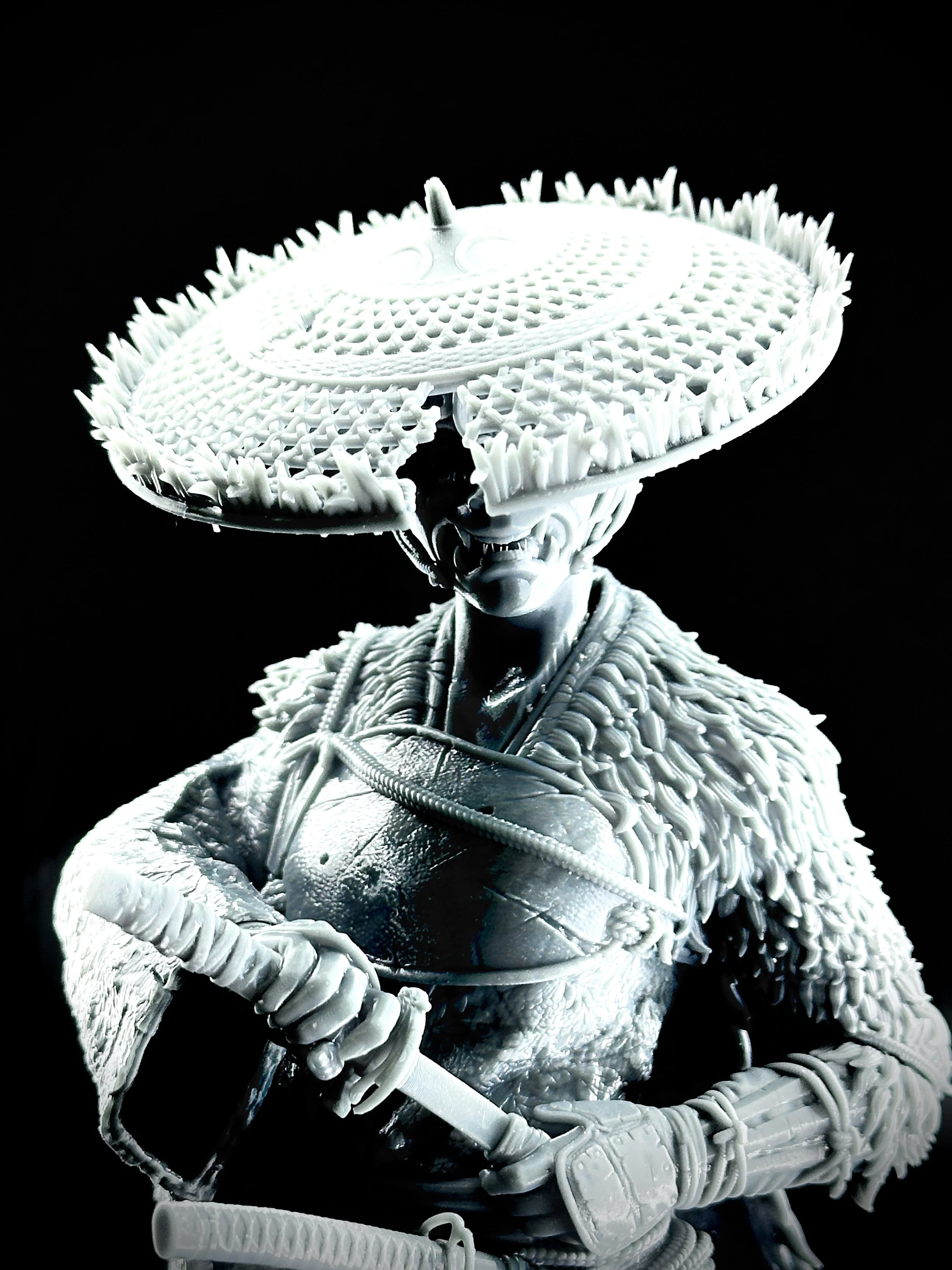 Figura de Atsu impresa en resina de alta calidad de FEROCA con un tamaño de 26cm de altura.