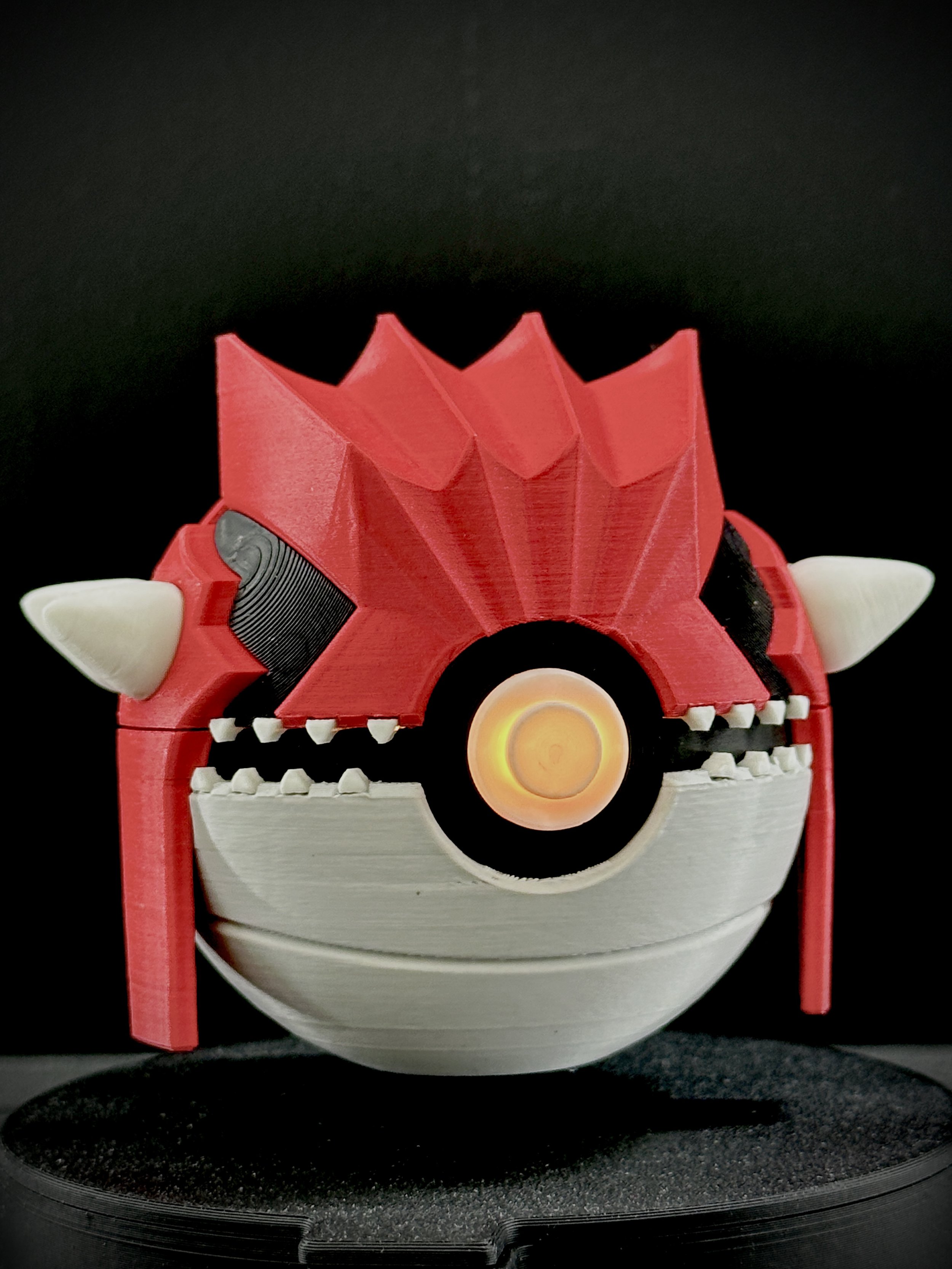 Pokéball impresa en filamento a color y montada en un sistema de levitación magnético.