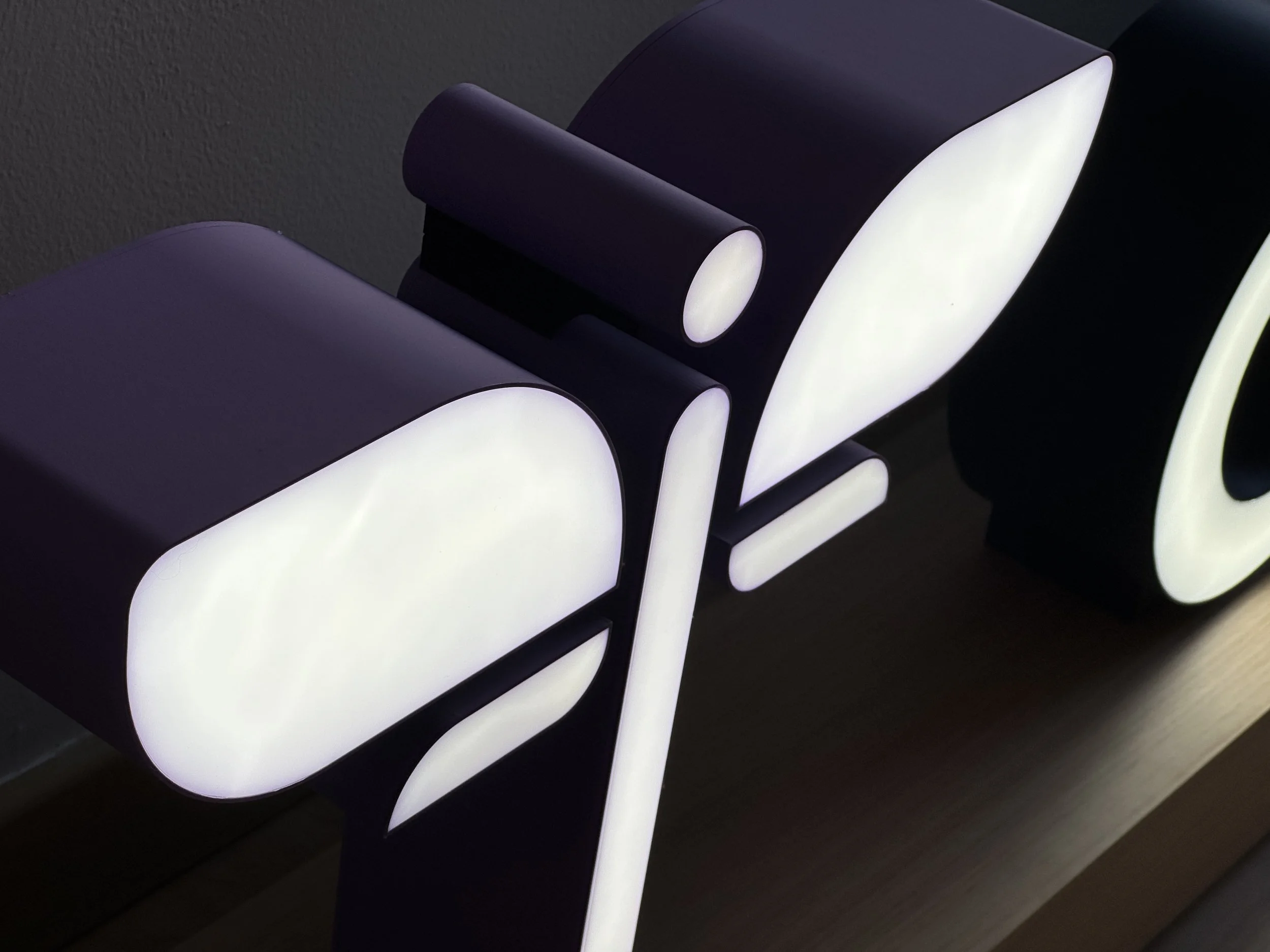 Logo para COMBUTEC iluminado de dos metros y medio de longitud diseñado desde cero, impreso en filamento multicolor, electrificado con LED y montado con un sistema de encaje central.