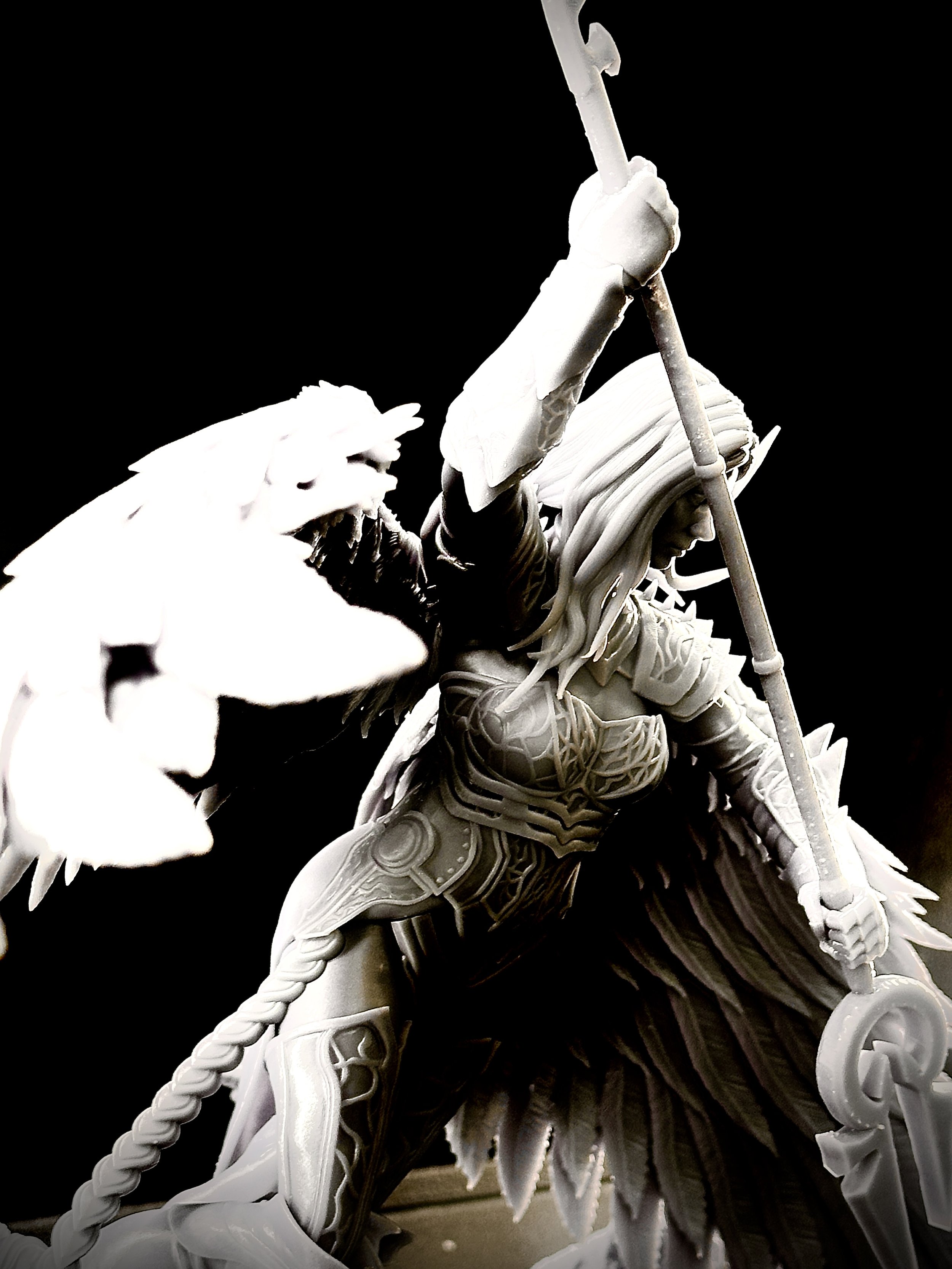 Figura de Avacyn impresa en resina de alta calidad con un tamaño de 29cm de altura.