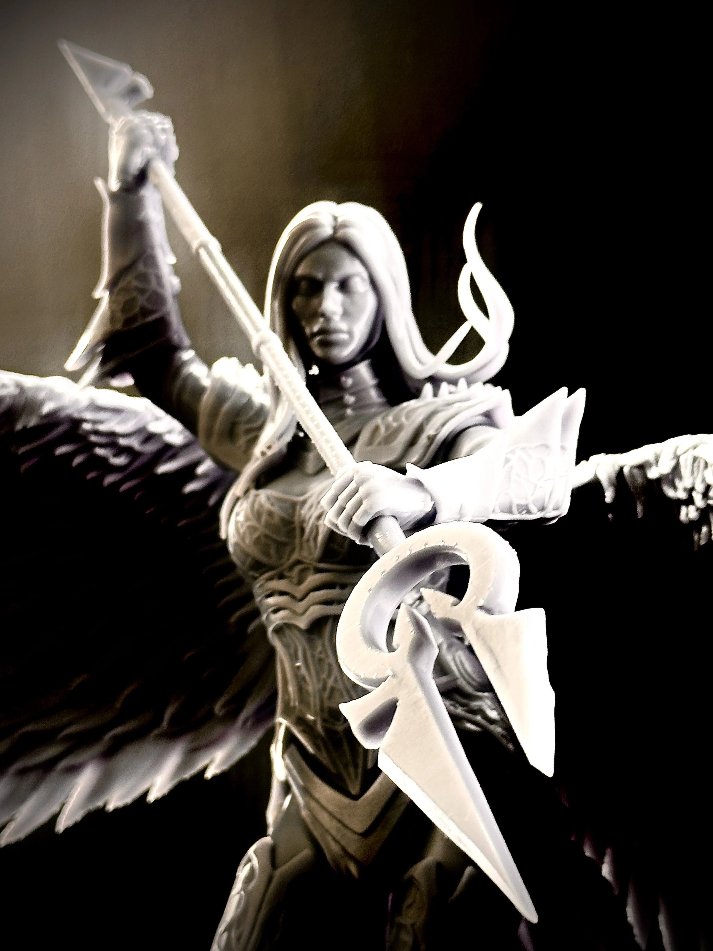 Figura de Avacyn impresa en resina de alta calidad con un tamaño de 29cm de altura.