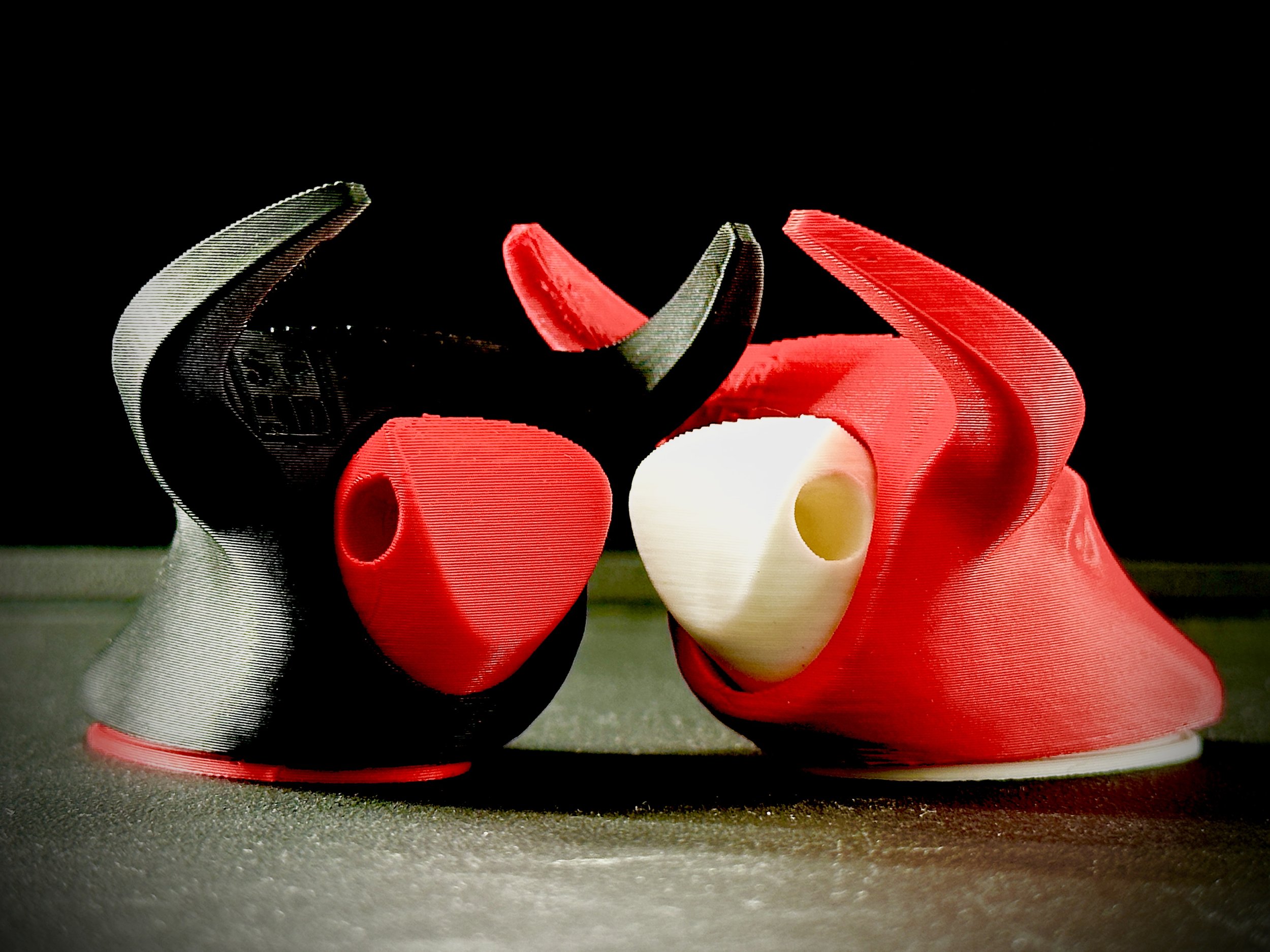 Anillo transformable en colgante diseñado de cero. Impreso en diversos filamentos a color.