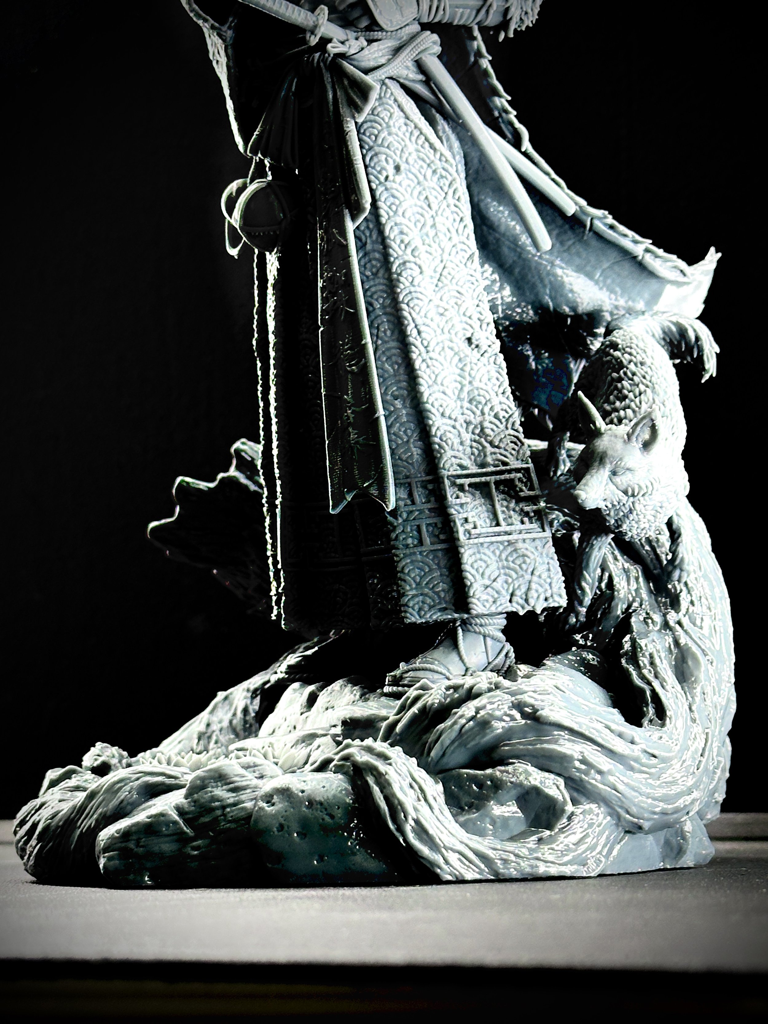 Figura de Atsu impresa en resina de alta calidad de FEROCA con un tamaño de 26cm de altura.