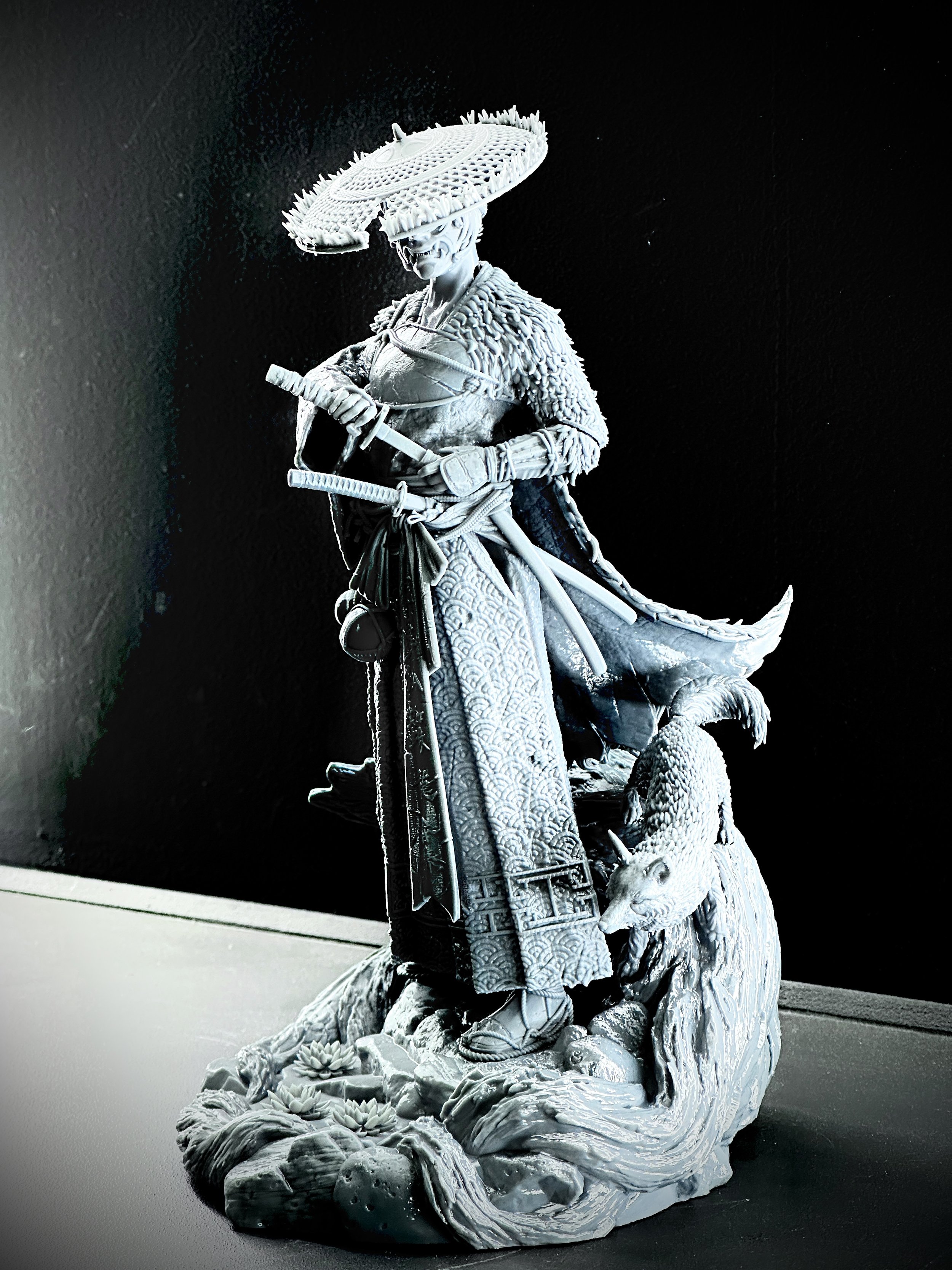 Figura de Atsu impresa en resina de alta calidad de FEROCA con un tamaño de 26cm de altura.