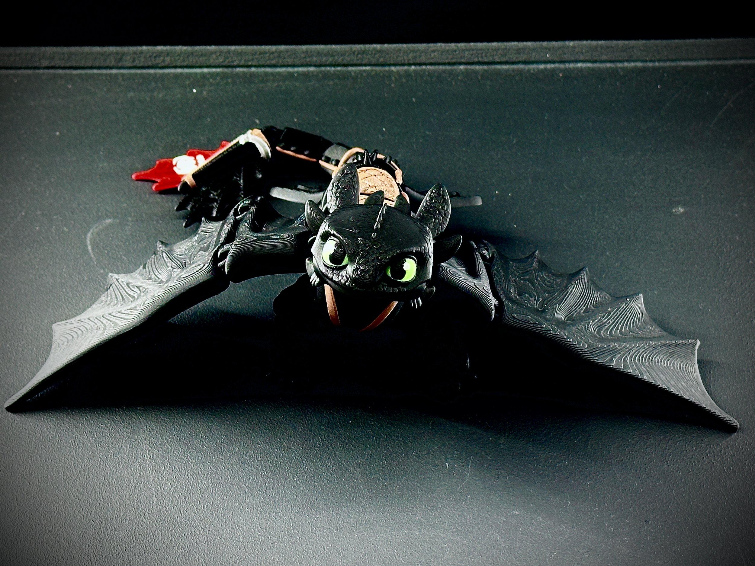 Figura flexible de Desdentado impresa en filamento multicolor.