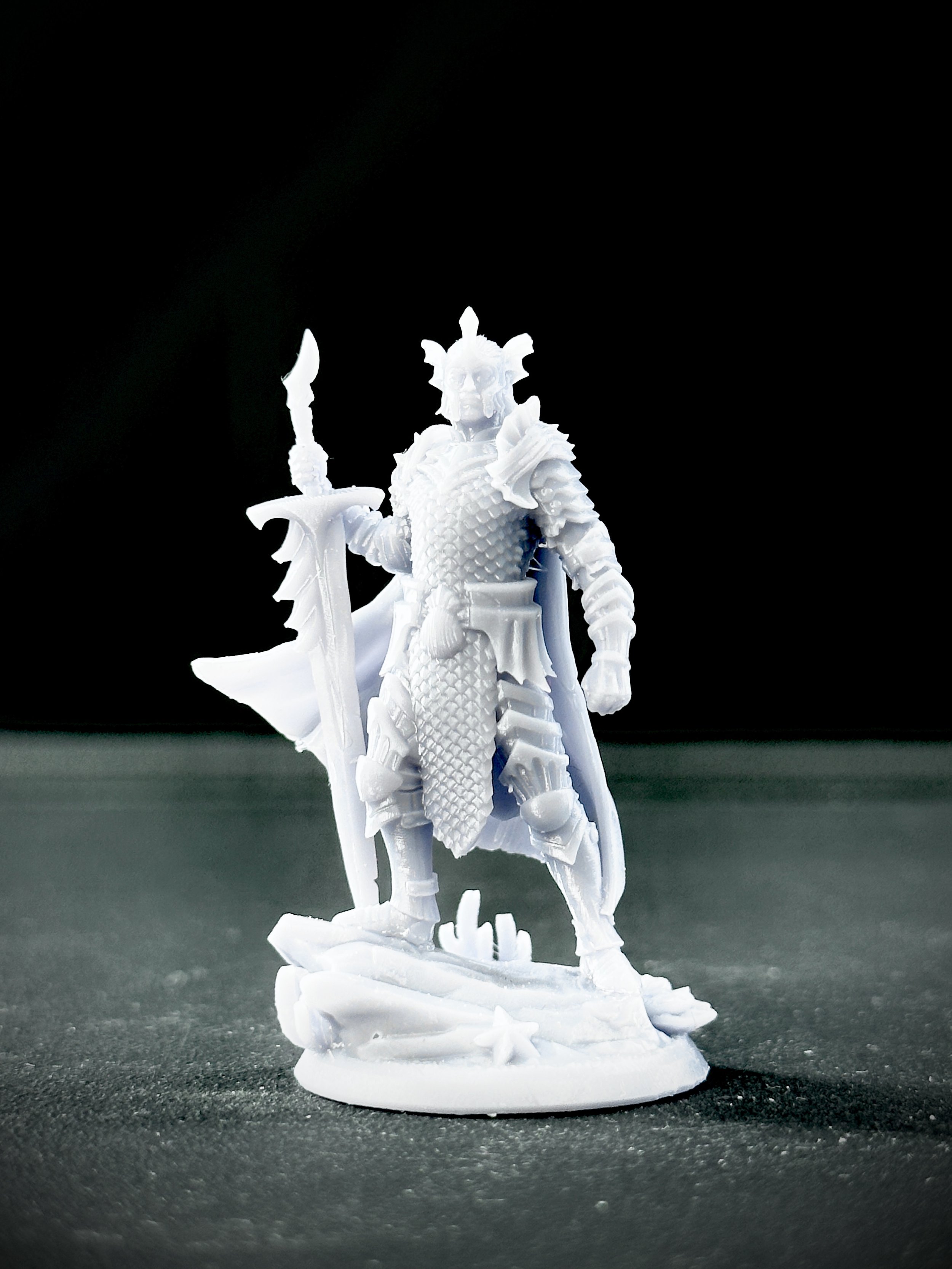 Miniatura impresa en resina de fantasía oscura.