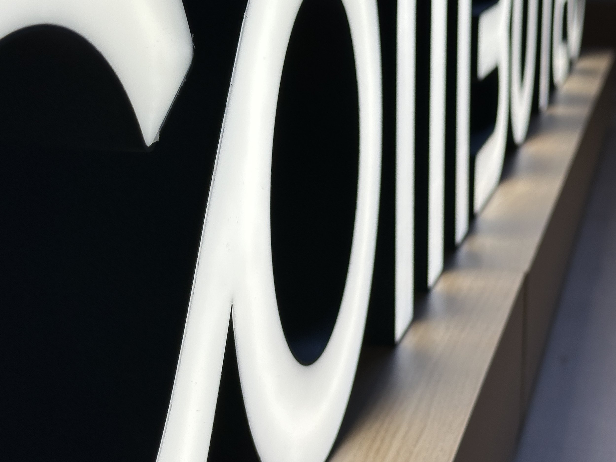 Logo para COMBUTEC iluminado de dos metros y medio de longitud diseñado desde cero, impreso en filamento multicolor, electrificado con LED y montado con un sistema de encaje central.