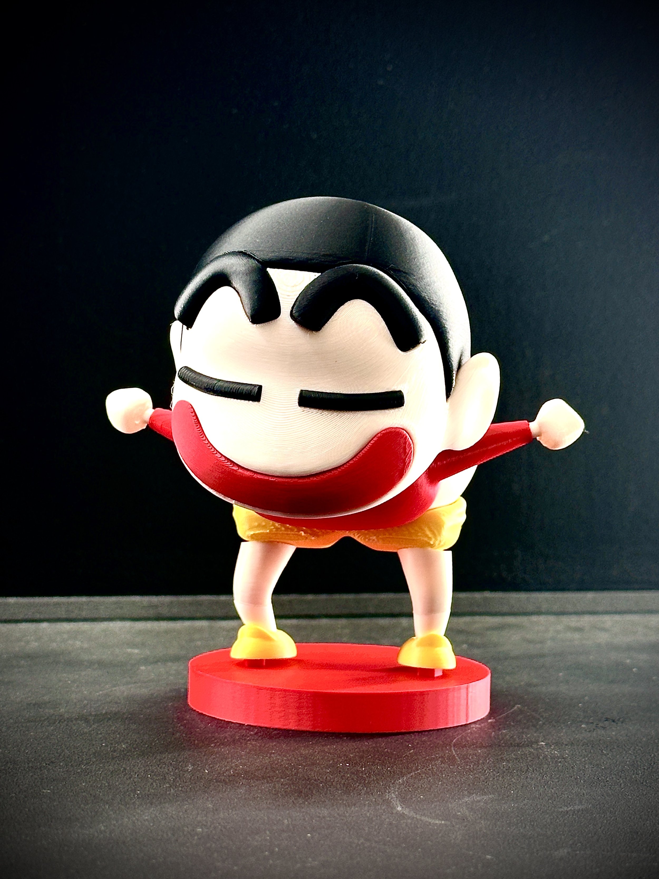 Figura de Shin-chan impresa en filamento a color.