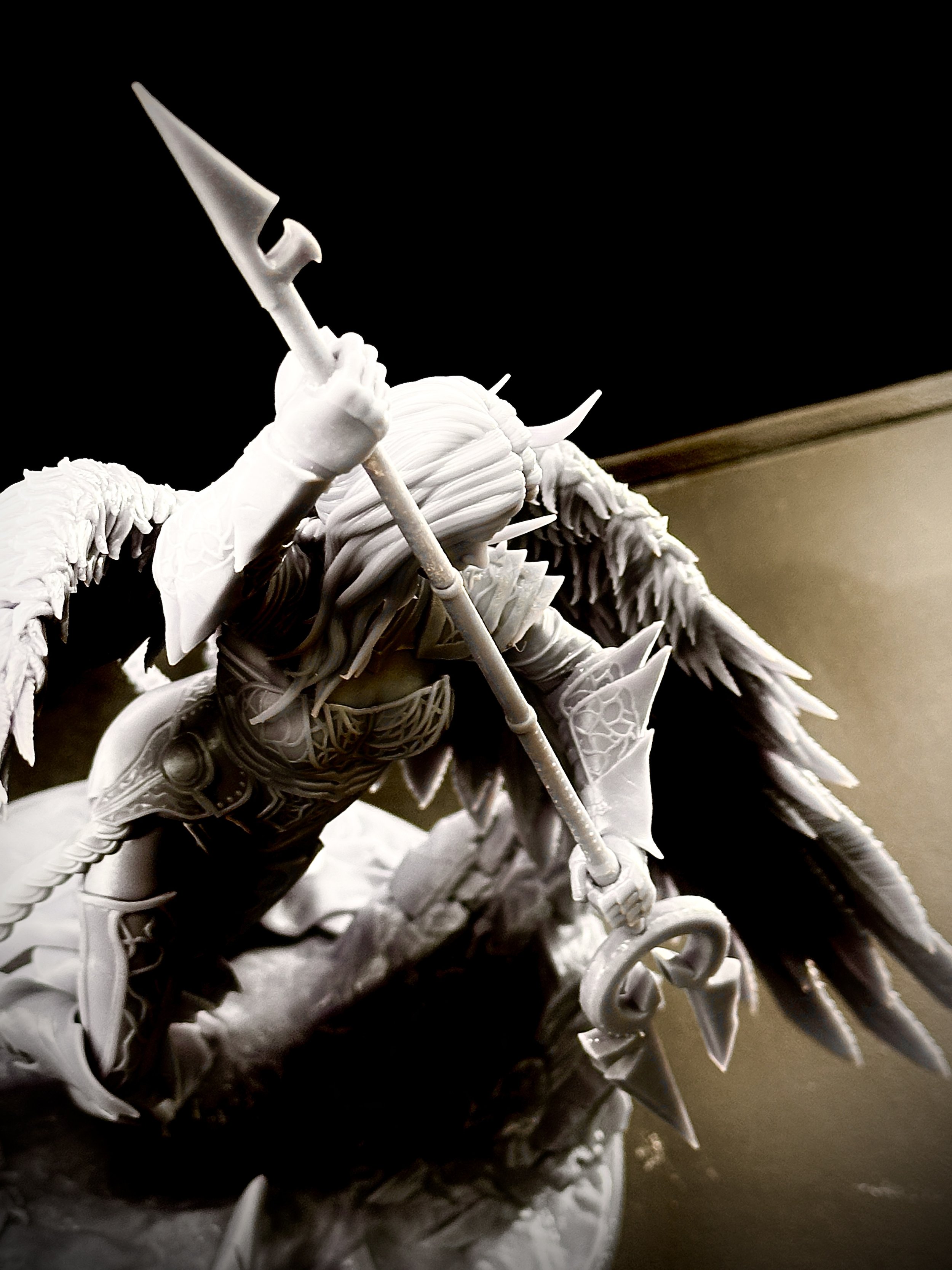 Figura de Avacyn impresa en resina de alta calidad con un tamaño de 29cm de altura.