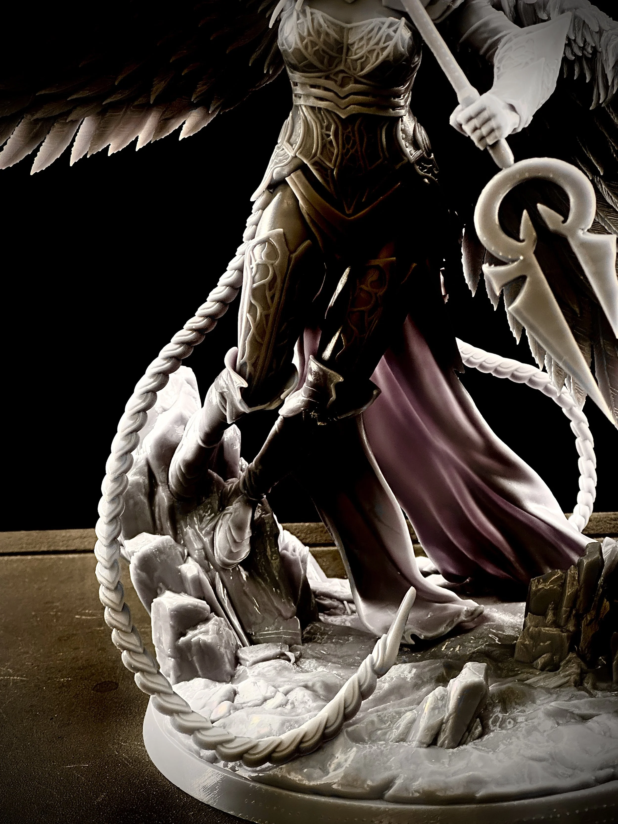 Figura de Avacyn impresa en resina de alta calidad con un tamaño de 29cm de altura.