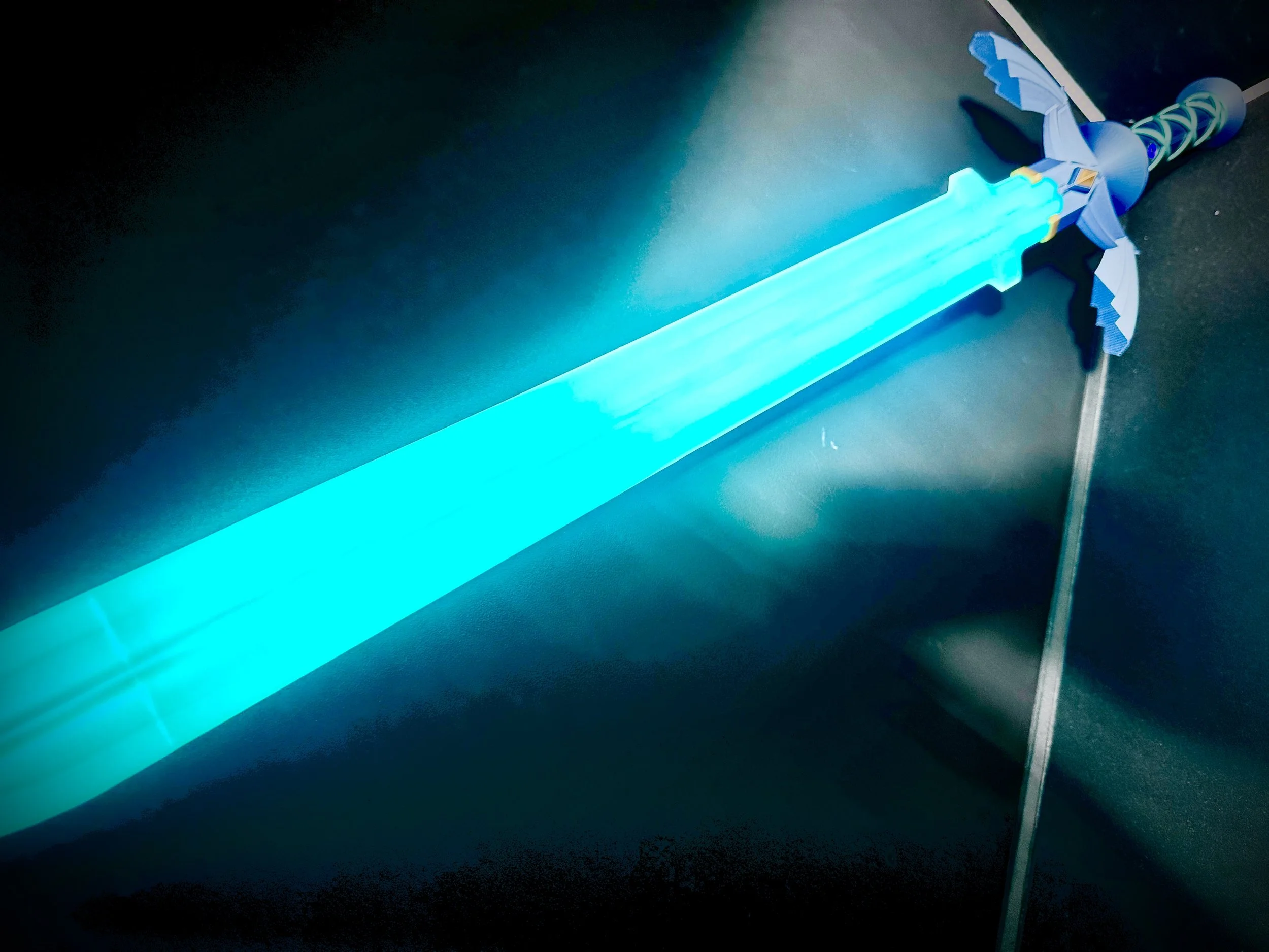 Espada Maestra para cosplay impresa a color y equipada con un sistema de luz y audio.