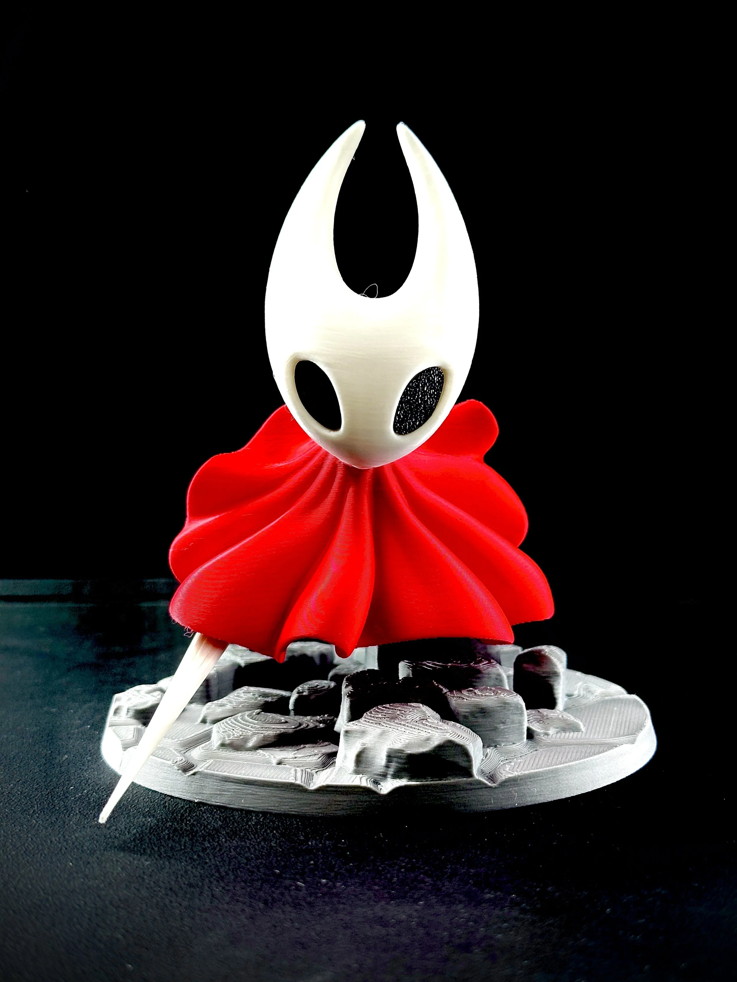Figura de Hollow Knight impresa en filamento multicolor.